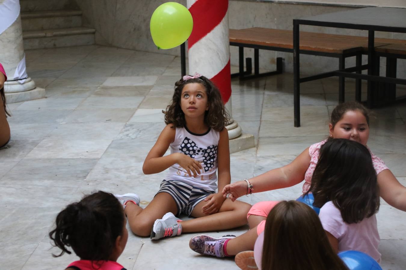 'Euexia Rural' ha celebrado, este fin de semana, su primer 'Campus deportivo inclusivo'. La actividad se ha desarrollado en el Palacio de los Guzmanes y ha contado con un variado programa de actividades: juegos acuáticos, 'máster chef', cine, baloncesto, fútbol, tenis, actividades nocturnas, etc. Jesús Sosa, presidente de la citada Asociación, ha señalado que «ha sido un campus muy diferente, tanto por el aprendizaje en diversidad de los niños como por el entorno en el que ha tenido lugar». Unas 55 personas, entre ellas, 25 niños, han formado parte de este Campus en el que «personas con discapacidad de nuestra asociación y otros colectivos en riesgo de exclusión social han participado con el rol de monitores, perdiendo, así, el rol de beneficiarios que han venido teniendo históricamente», indica Sosa. La actividad ha contado con el apoyo de la Fundación 'Alfonso Gallardo' y la colaboración de la Diputación de Badajoz, el Ayuntamiento de Jerez y la Fundación 'Decathlon'.