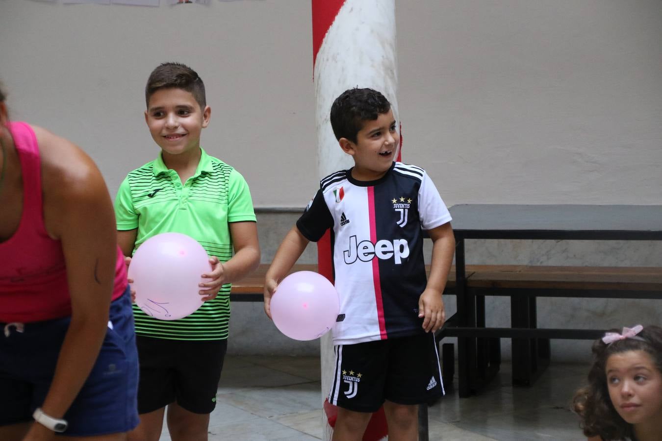 'Euexia Rural' ha celebrado, este fin de semana, su primer 'Campus deportivo inclusivo'. La actividad se ha desarrollado en el Palacio de los Guzmanes y ha contado con un variado programa de actividades: juegos acuáticos, 'máster chef', cine, baloncesto, fútbol, tenis, actividades nocturnas, etc. Jesús Sosa, presidente de la citada Asociación, ha señalado que «ha sido un campus muy diferente, tanto por el aprendizaje en diversidad de los niños como por el entorno en el que ha tenido lugar». Unas 55 personas, entre ellas, 25 niños, han formado parte de este Campus en el que «personas con discapacidad de nuestra asociación y otros colectivos en riesgo de exclusión social han participado con el rol de monitores, perdiendo, así, el rol de beneficiarios que han venido teniendo históricamente», indica Sosa. La actividad ha contado con el apoyo de la Fundación 'Alfonso Gallardo' y la colaboración de la Diputación de Badajoz, el Ayuntamiento de Jerez y la Fundación 'Decathlon'.