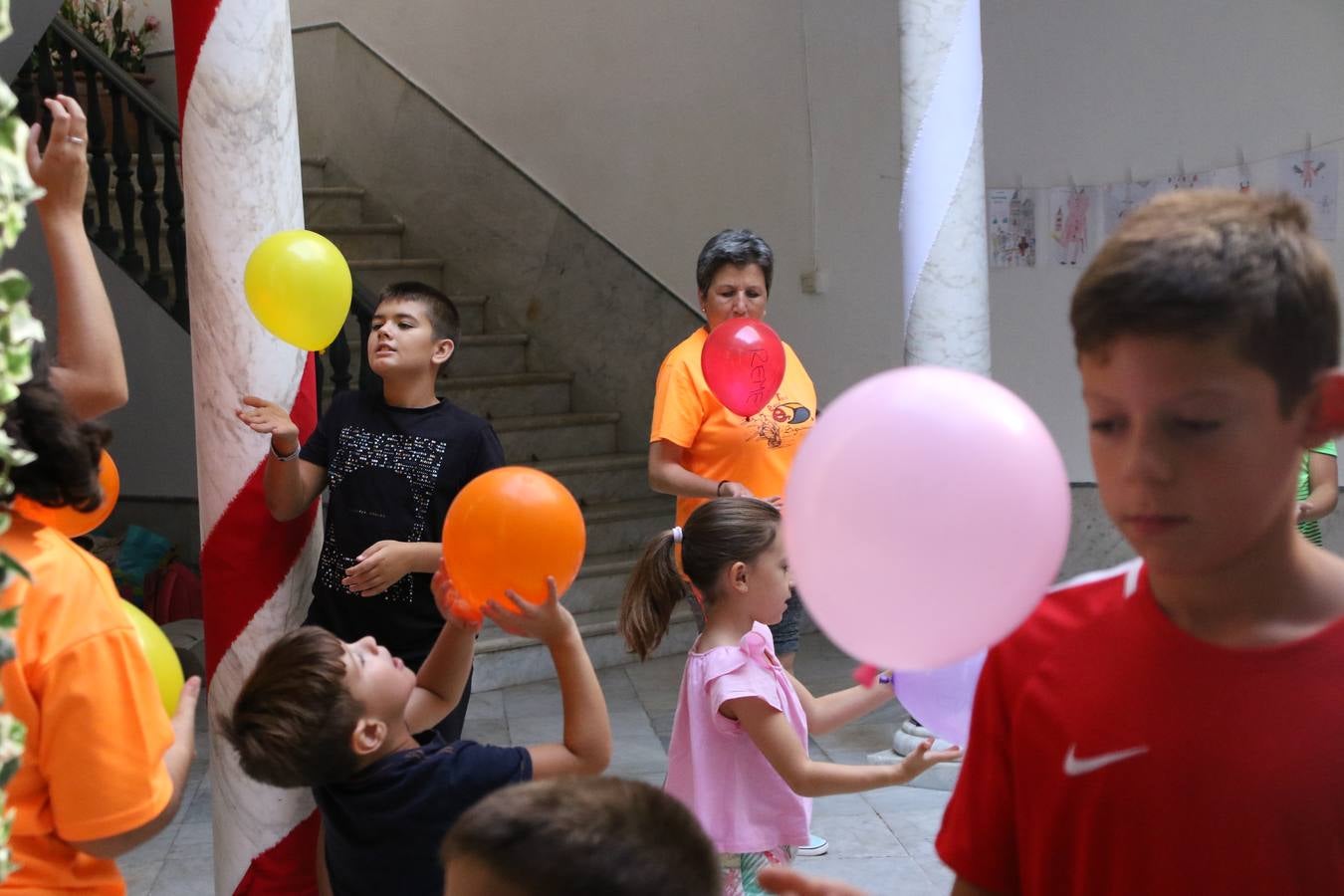 'Euexia Rural' ha celebrado, este fin de semana, su primer 'Campus deportivo inclusivo'. La actividad se ha desarrollado en el Palacio de los Guzmanes y ha contado con un variado programa de actividades: juegos acuáticos, 'máster chef', cine, baloncesto, fútbol, tenis, actividades nocturnas, etc. Jesús Sosa, presidente de la citada Asociación, ha señalado que «ha sido un campus muy diferente, tanto por el aprendizaje en diversidad de los niños como por el entorno en el que ha tenido lugar». Unas 55 personas, entre ellas, 25 niños, han formado parte de este Campus en el que «personas con discapacidad de nuestra asociación y otros colectivos en riesgo de exclusión social han participado con el rol de monitores, perdiendo, así, el rol de beneficiarios que han venido teniendo históricamente», indica Sosa. La actividad ha contado con el apoyo de la Fundación 'Alfonso Gallardo' y la colaboración de la Diputación de Badajoz, el Ayuntamiento de Jerez y la Fundación 'Decathlon'.