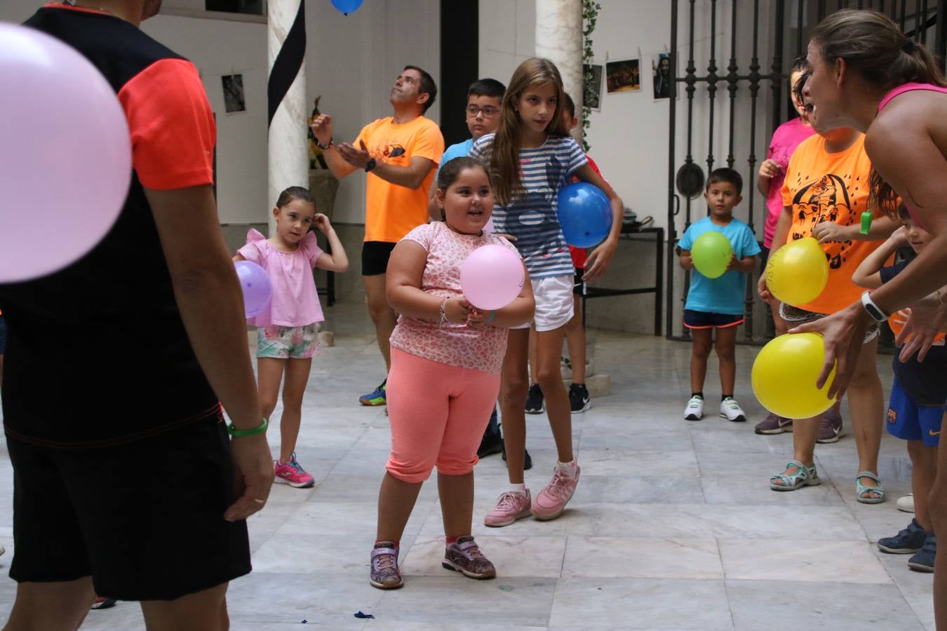 'Euexia Rural' ha celebrado, este fin de semana, su primer 'Campus deportivo inclusivo'. La actividad se ha desarrollado en el Palacio de los Guzmanes y ha contado con un variado programa de actividades: juegos acuáticos, 'máster chef', cine, baloncesto, fútbol, tenis, actividades nocturnas, etc. Jesús Sosa, presidente de la citada Asociación, ha señalado que «ha sido un campus muy diferente, tanto por el aprendizaje en diversidad de los niños como por el entorno en el que ha tenido lugar». Unas 55 personas, entre ellas, 25 niños, han formado parte de este Campus en el que «personas con discapacidad de nuestra asociación y otros colectivos en riesgo de exclusión social han participado con el rol de monitores, perdiendo, así, el rol de beneficiarios que han venido teniendo históricamente», indica Sosa. La actividad ha contado con el apoyo de la Fundación 'Alfonso Gallardo' y la colaboración de la Diputación de Badajoz, el Ayuntamiento de Jerez y la Fundación 'Decathlon'.