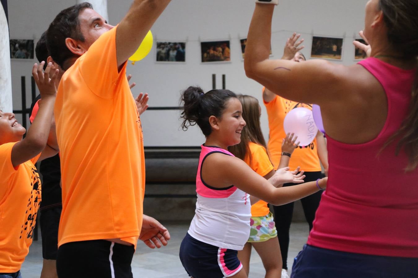 'Euexia Rural' ha celebrado, este fin de semana, su primer 'Campus deportivo inclusivo'. La actividad se ha desarrollado en el Palacio de los Guzmanes y ha contado con un variado programa de actividades: juegos acuáticos, 'máster chef', cine, baloncesto, fútbol, tenis, actividades nocturnas, etc. Jesús Sosa, presidente de la citada Asociación, ha señalado que «ha sido un campus muy diferente, tanto por el aprendizaje en diversidad de los niños como por el entorno en el que ha tenido lugar». Unas 55 personas, entre ellas, 25 niños, han formado parte de este Campus en el que «personas con discapacidad de nuestra asociación y otros colectivos en riesgo de exclusión social han participado con el rol de monitores, perdiendo, así, el rol de beneficiarios que han venido teniendo históricamente», indica Sosa. La actividad ha contado con el apoyo de la Fundación 'Alfonso Gallardo' y la colaboración de la Diputación de Badajoz, el Ayuntamiento de Jerez y la Fundación 'Decathlon'.