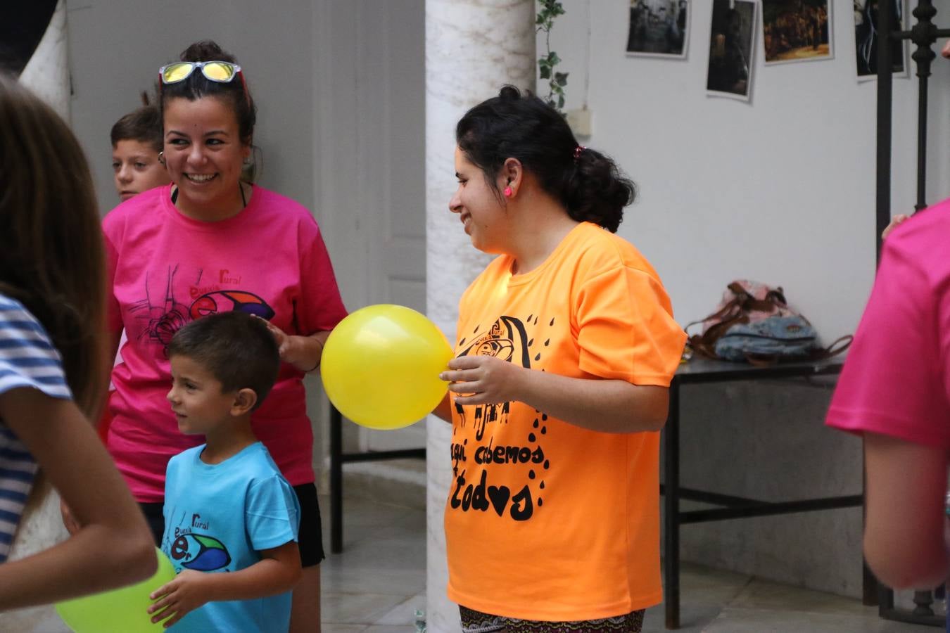 'Euexia Rural' ha celebrado, este fin de semana, su primer 'Campus deportivo inclusivo'. La actividad se ha desarrollado en el Palacio de los Guzmanes y ha contado con un variado programa de actividades: juegos acuáticos, 'máster chef', cine, baloncesto, fútbol, tenis, actividades nocturnas, etc. Jesús Sosa, presidente de la citada Asociación, ha señalado que «ha sido un campus muy diferente, tanto por el aprendizaje en diversidad de los niños como por el entorno en el que ha tenido lugar». Unas 55 personas, entre ellas, 25 niños, han formado parte de este Campus en el que «personas con discapacidad de nuestra asociación y otros colectivos en riesgo de exclusión social han participado con el rol de monitores, perdiendo, así, el rol de beneficiarios que han venido teniendo históricamente», indica Sosa. La actividad ha contado con el apoyo de la Fundación 'Alfonso Gallardo' y la colaboración de la Diputación de Badajoz, el Ayuntamiento de Jerez y la Fundación 'Decathlon'.