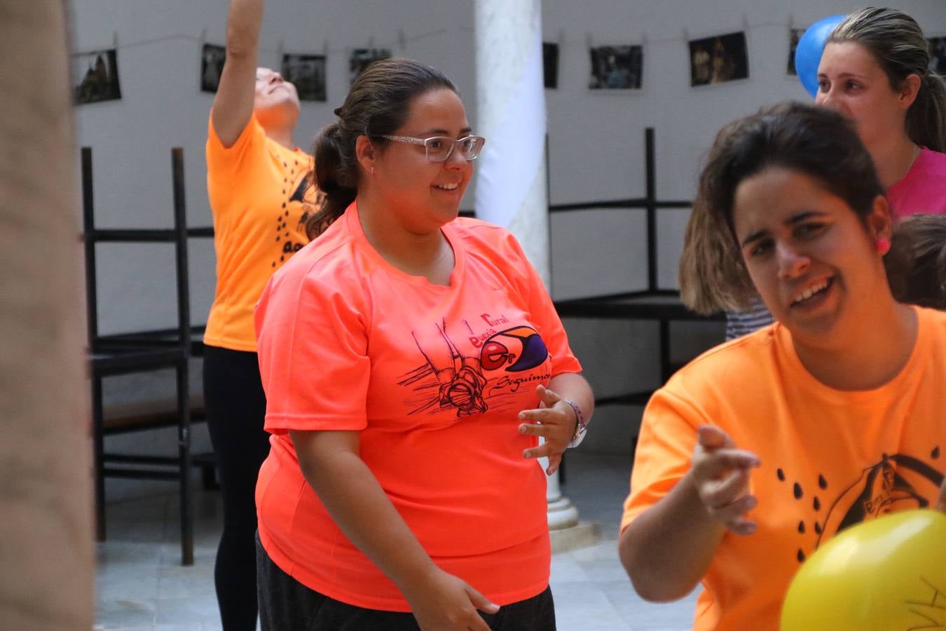 'Euexia Rural' ha celebrado, este fin de semana, su primer 'Campus deportivo inclusivo'. La actividad se ha desarrollado en el Palacio de los Guzmanes y ha contado con un variado programa de actividades: juegos acuáticos, 'máster chef', cine, baloncesto, fútbol, tenis, actividades nocturnas, etc. Jesús Sosa, presidente de la citada Asociación, ha señalado que «ha sido un campus muy diferente, tanto por el aprendizaje en diversidad de los niños como por el entorno en el que ha tenido lugar». Unas 55 personas, entre ellas, 25 niños, han formado parte de este Campus en el que «personas con discapacidad de nuestra asociación y otros colectivos en riesgo de exclusión social han participado con el rol de monitores, perdiendo, así, el rol de beneficiarios que han venido teniendo históricamente», indica Sosa. La actividad ha contado con el apoyo de la Fundación 'Alfonso Gallardo' y la colaboración de la Diputación de Badajoz, el Ayuntamiento de Jerez y la Fundación 'Decathlon'.