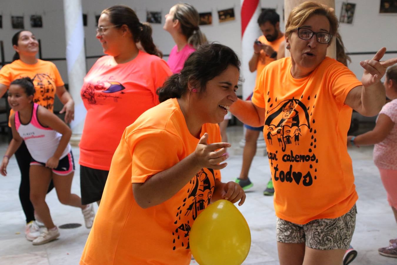 'Euexia Rural' ha celebrado, este fin de semana, su primer 'Campus deportivo inclusivo'. La actividad se ha desarrollado en el Palacio de los Guzmanes y ha contado con un variado programa de actividades: juegos acuáticos, 'máster chef', cine, baloncesto, fútbol, tenis, actividades nocturnas, etc. Jesús Sosa, presidente de la citada Asociación, ha señalado que «ha sido un campus muy diferente, tanto por el aprendizaje en diversidad de los niños como por el entorno en el que ha tenido lugar». Unas 55 personas, entre ellas, 25 niños, han formado parte de este Campus en el que «personas con discapacidad de nuestra asociación y otros colectivos en riesgo de exclusión social han participado con el rol de monitores, perdiendo, así, el rol de beneficiarios que han venido teniendo históricamente», indica Sosa. La actividad ha contado con el apoyo de la Fundación 'Alfonso Gallardo' y la colaboración de la Diputación de Badajoz, el Ayuntamiento de Jerez y la Fundación 'Decathlon'.