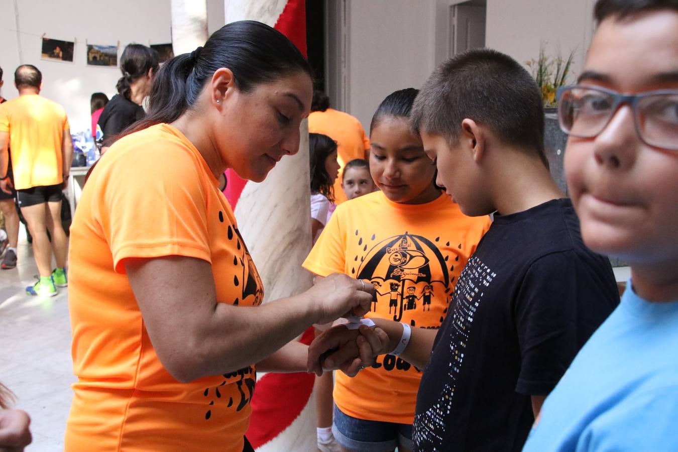 'Euexia Rural' ha celebrado, este fin de semana, su primer 'Campus deportivo inclusivo'. La actividad se ha desarrollado en el Palacio de los Guzmanes y ha contado con un variado programa de actividades: juegos acuáticos, 'máster chef', cine, baloncesto, fútbol, tenis, actividades nocturnas, etc. Jesús Sosa, presidente de la citada Asociación, ha señalado que «ha sido un campus muy diferente, tanto por el aprendizaje en diversidad de los niños como por el entorno en el que ha tenido lugar». Unas 55 personas, entre ellas, 25 niños, han formado parte de este Campus en el que «personas con discapacidad de nuestra asociación y otros colectivos en riesgo de exclusión social han participado con el rol de monitores, perdiendo, así, el rol de beneficiarios que han venido teniendo históricamente», indica Sosa. La actividad ha contado con el apoyo de la Fundación 'Alfonso Gallardo' y la colaboración de la Diputación de Badajoz, el Ayuntamiento de Jerez y la Fundación 'Decathlon'.
