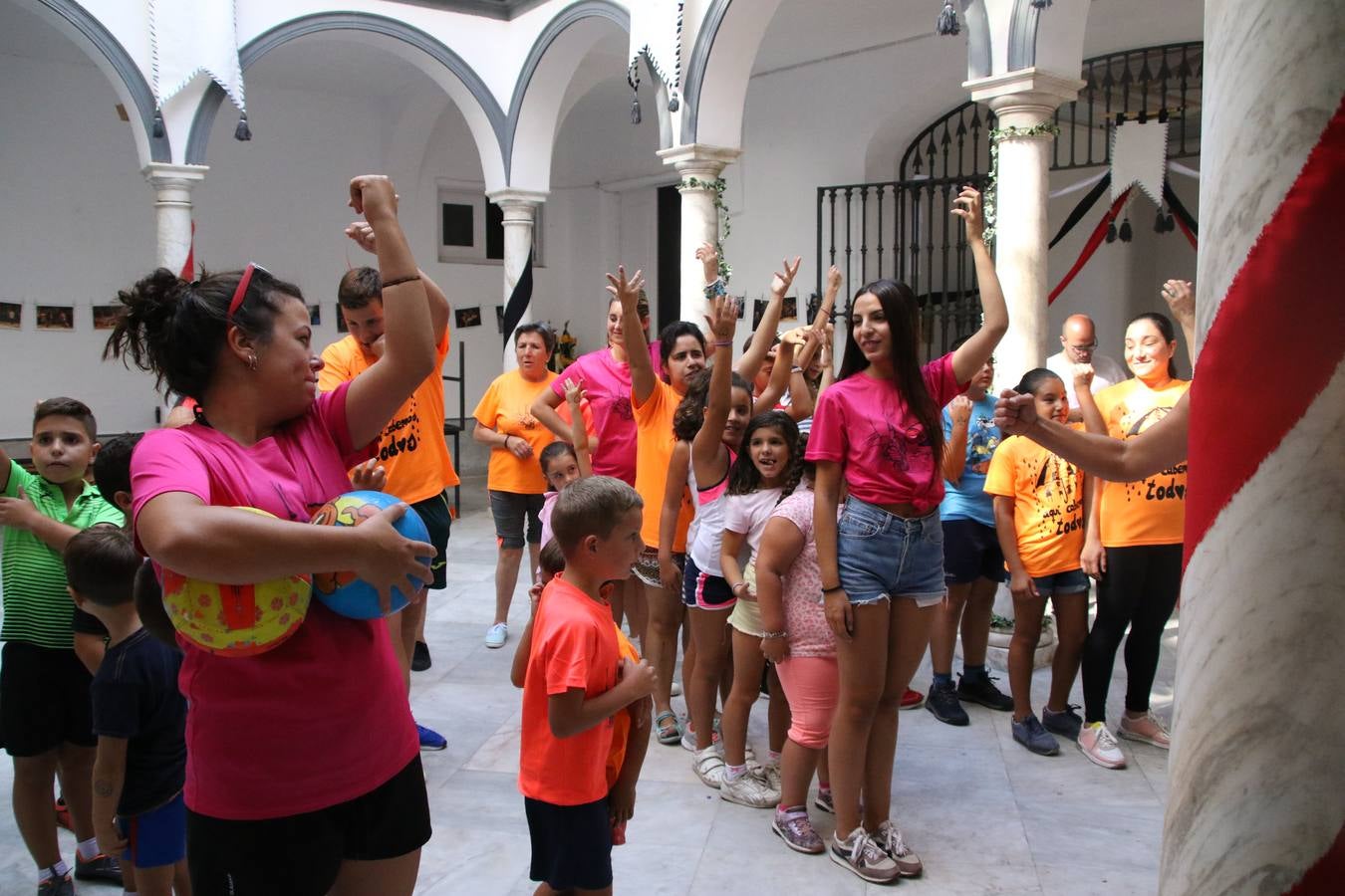 'Euexia Rural' ha celebrado, este fin de semana, su primer 'Campus deportivo inclusivo'. La actividad se ha desarrollado en el Palacio de los Guzmanes y ha contado con un variado programa de actividades: juegos acuáticos, 'máster chef', cine, baloncesto, fútbol, tenis, actividades nocturnas, etc. Jesús Sosa, presidente de la citada Asociación, ha señalado que «ha sido un campus muy diferente, tanto por el aprendizaje en diversidad de los niños como por el entorno en el que ha tenido lugar». Unas 55 personas, entre ellas, 25 niños, han formado parte de este Campus en el que «personas con discapacidad de nuestra asociación y otros colectivos en riesgo de exclusión social han participado con el rol de monitores, perdiendo, así, el rol de beneficiarios que han venido teniendo históricamente», indica Sosa. La actividad ha contado con el apoyo de la Fundación 'Alfonso Gallardo' y la colaboración de la Diputación de Badajoz, el Ayuntamiento de Jerez y la Fundación 'Decathlon'.