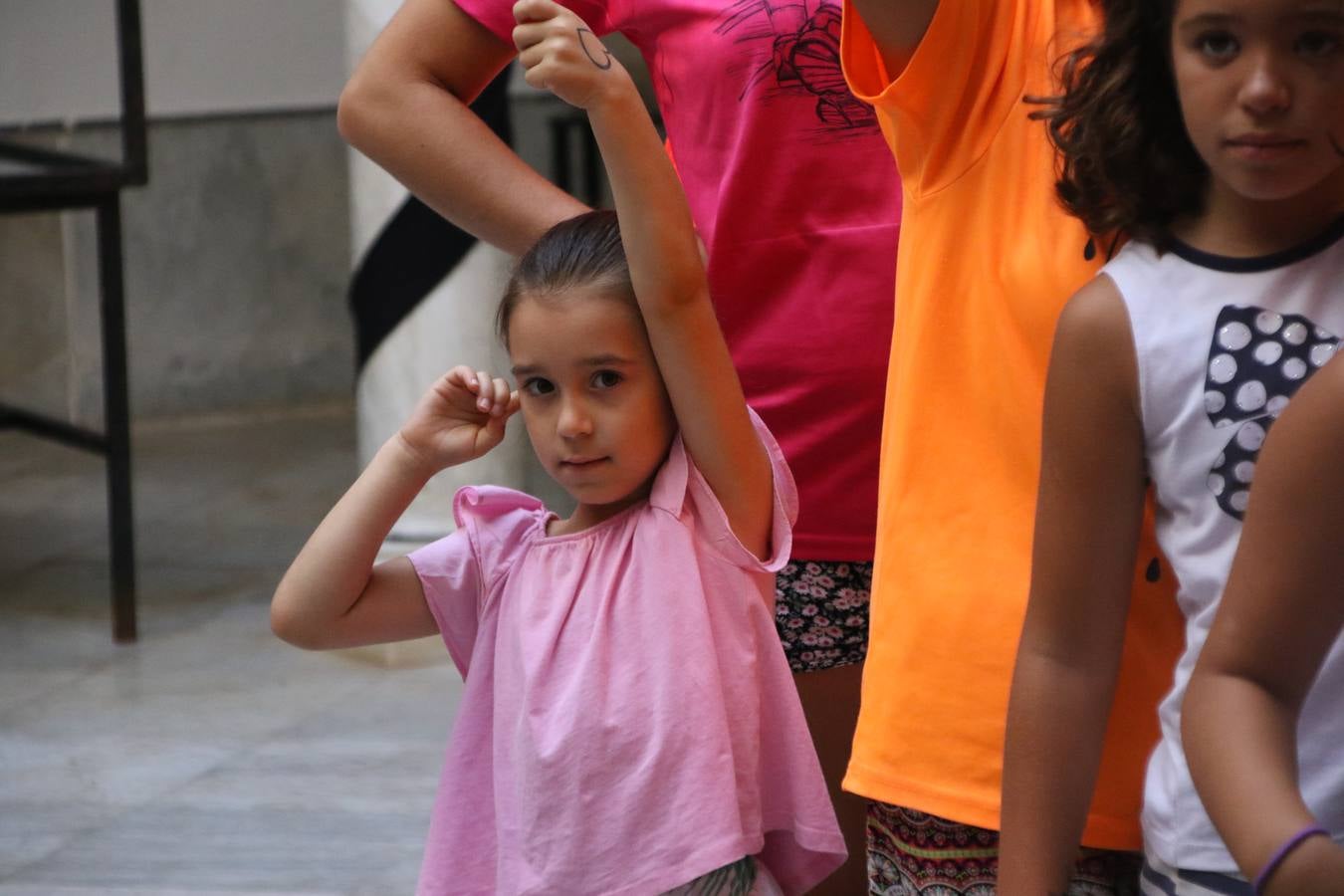 'Euexia Rural' ha celebrado, este fin de semana, su primer 'Campus deportivo inclusivo'. La actividad se ha desarrollado en el Palacio de los Guzmanes y ha contado con un variado programa de actividades: juegos acuáticos, 'máster chef', cine, baloncesto, fútbol, tenis, actividades nocturnas, etc. Jesús Sosa, presidente de la citada Asociación, ha señalado que «ha sido un campus muy diferente, tanto por el aprendizaje en diversidad de los niños como por el entorno en el que ha tenido lugar». Unas 55 personas, entre ellas, 25 niños, han formado parte de este Campus en el que «personas con discapacidad de nuestra asociación y otros colectivos en riesgo de exclusión social han participado con el rol de monitores, perdiendo, así, el rol de beneficiarios que han venido teniendo históricamente», indica Sosa. La actividad ha contado con el apoyo de la Fundación 'Alfonso Gallardo' y la colaboración de la Diputación de Badajoz, el Ayuntamiento de Jerez y la Fundación 'Decathlon'.