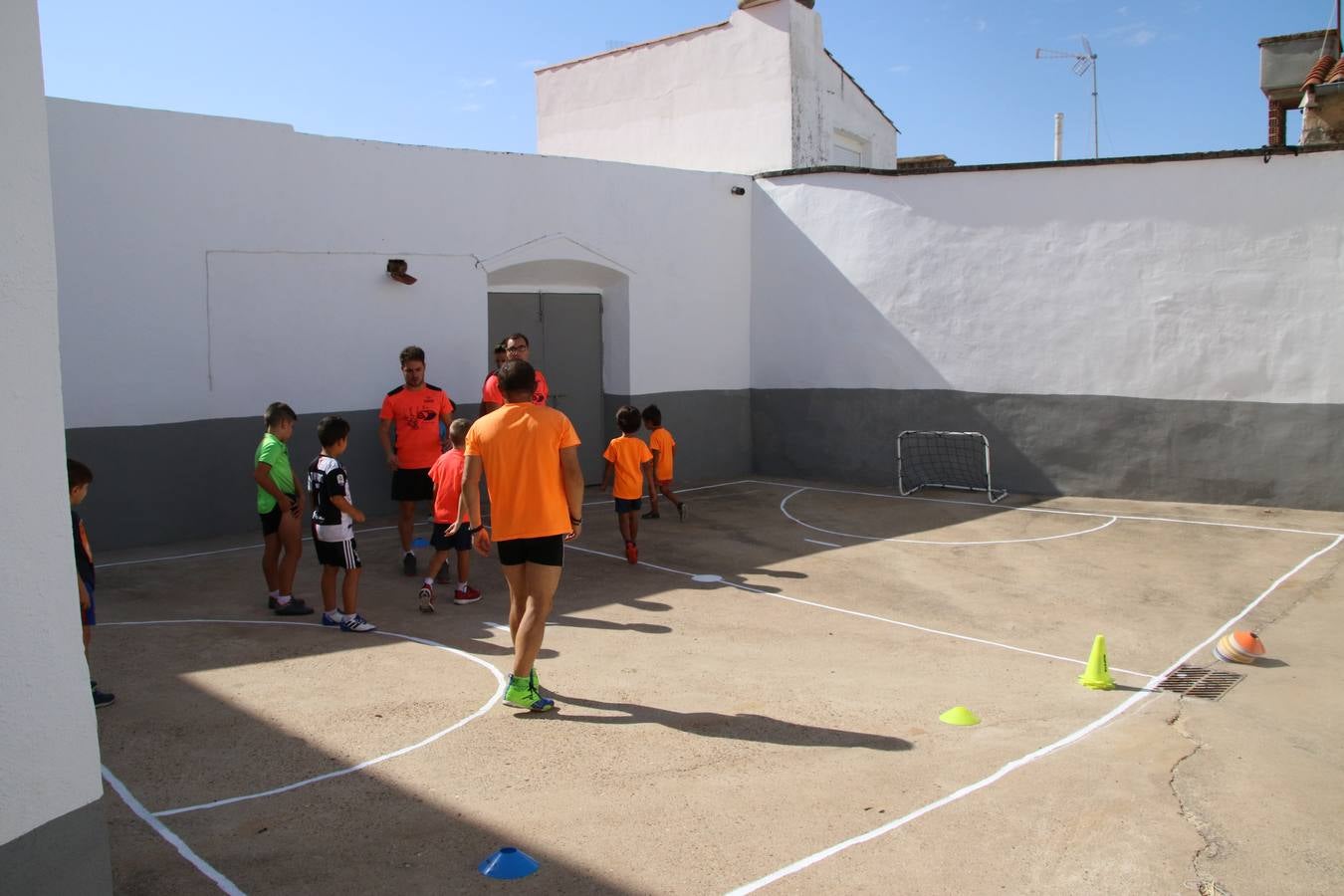 'Euexia Rural' ha celebrado, este fin de semana, su primer 'Campus deportivo inclusivo'. La actividad se ha desarrollado en el Palacio de los Guzmanes y ha contado con un variado programa de actividades: juegos acuáticos, 'máster chef', cine, baloncesto, fútbol, tenis, actividades nocturnas, etc. Jesús Sosa, presidente de la citada Asociación, ha señalado que «ha sido un campus muy diferente, tanto por el aprendizaje en diversidad de los niños como por el entorno en el que ha tenido lugar». Unas 55 personas, entre ellas, 25 niños, han formado parte de este Campus en el que «personas con discapacidad de nuestra asociación y otros colectivos en riesgo de exclusión social han participado con el rol de monitores, perdiendo, así, el rol de beneficiarios que han venido teniendo históricamente», indica Sosa. La actividad ha contado con el apoyo de la Fundación 'Alfonso Gallardo' y la colaboración de la Diputación de Badajoz, el Ayuntamiento de Jerez y la Fundación 'Decathlon'.