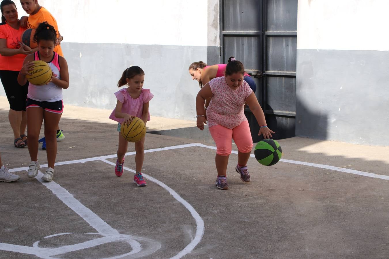 'Euexia Rural' ha celebrado, este fin de semana, su primer 'Campus deportivo inclusivo'. La actividad se ha desarrollado en el Palacio de los Guzmanes y ha contado con un variado programa de actividades: juegos acuáticos, 'máster chef', cine, baloncesto, fútbol, tenis, actividades nocturnas, etc. Jesús Sosa, presidente de la citada Asociación, ha señalado que «ha sido un campus muy diferente, tanto por el aprendizaje en diversidad de los niños como por el entorno en el que ha tenido lugar». Unas 55 personas, entre ellas, 25 niños, han formado parte de este Campus en el que «personas con discapacidad de nuestra asociación y otros colectivos en riesgo de exclusión social han participado con el rol de monitores, perdiendo, así, el rol de beneficiarios que han venido teniendo históricamente», indica Sosa. La actividad ha contado con el apoyo de la Fundación 'Alfonso Gallardo' y la colaboración de la Diputación de Badajoz, el Ayuntamiento de Jerez y la Fundación 'Decathlon'.