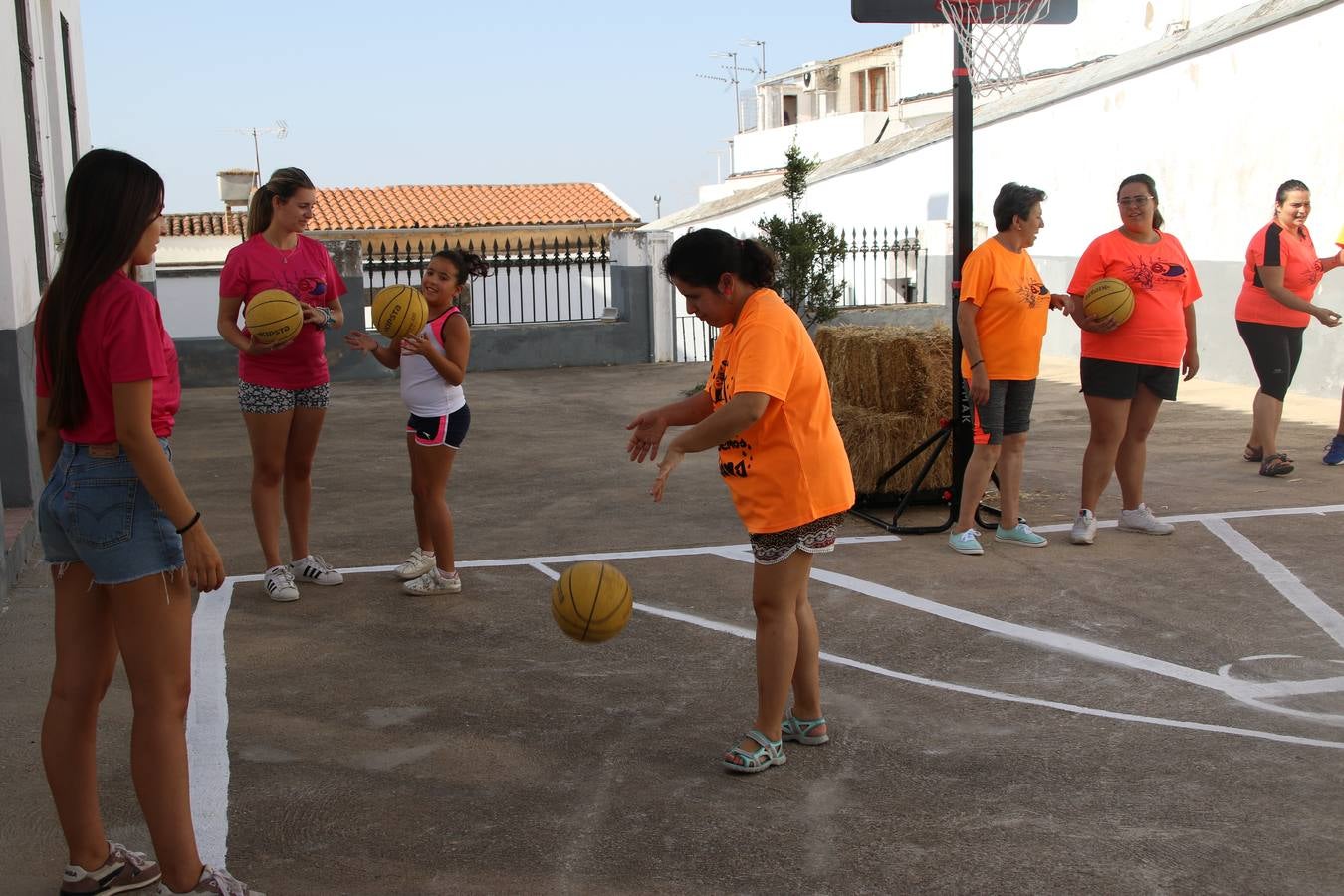 'Euexia Rural' ha celebrado, este fin de semana, su primer 'Campus deportivo inclusivo'. La actividad se ha desarrollado en el Palacio de los Guzmanes y ha contado con un variado programa de actividades: juegos acuáticos, 'máster chef', cine, baloncesto, fútbol, tenis, actividades nocturnas, etc. Jesús Sosa, presidente de la citada Asociación, ha señalado que «ha sido un campus muy diferente, tanto por el aprendizaje en diversidad de los niños como por el entorno en el que ha tenido lugar». Unas 55 personas, entre ellas, 25 niños, han formado parte de este Campus en el que «personas con discapacidad de nuestra asociación y otros colectivos en riesgo de exclusión social han participado con el rol de monitores, perdiendo, así, el rol de beneficiarios que han venido teniendo históricamente», indica Sosa. La actividad ha contado con el apoyo de la Fundación 'Alfonso Gallardo' y la colaboración de la Diputación de Badajoz, el Ayuntamiento de Jerez y la Fundación 'Decathlon'.