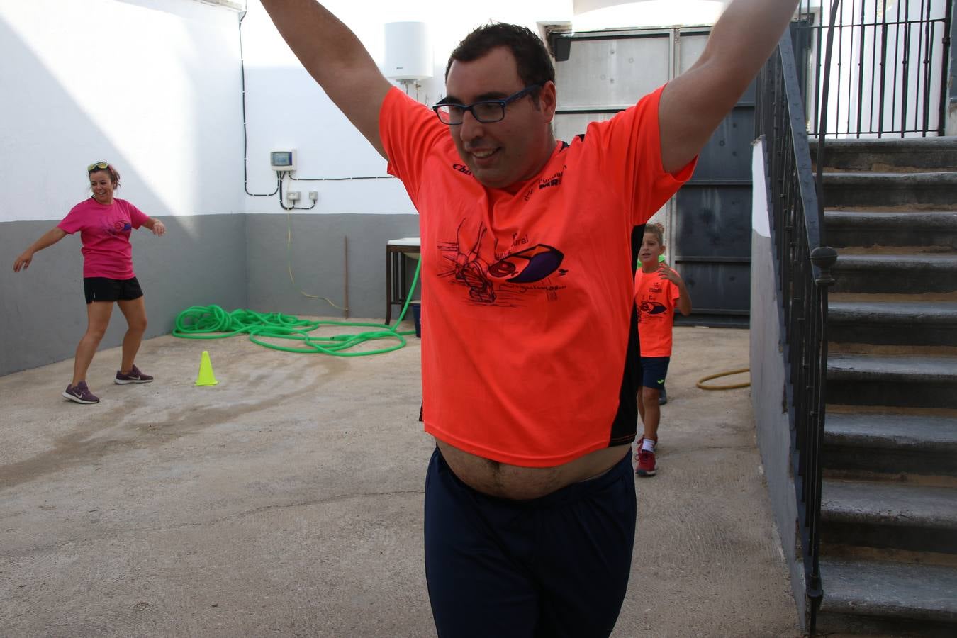 'Euexia Rural' ha celebrado, este fin de semana, su primer 'Campus deportivo inclusivo'. La actividad se ha desarrollado en el Palacio de los Guzmanes y ha contado con un variado programa de actividades: juegos acuáticos, 'máster chef', cine, baloncesto, fútbol, tenis, actividades nocturnas, etc. Jesús Sosa, presidente de la citada Asociación, ha señalado que «ha sido un campus muy diferente, tanto por el aprendizaje en diversidad de los niños como por el entorno en el que ha tenido lugar». Unas 55 personas, entre ellas, 25 niños, han formado parte de este Campus en el que «personas con discapacidad de nuestra asociación y otros colectivos en riesgo de exclusión social han participado con el rol de monitores, perdiendo, así, el rol de beneficiarios que han venido teniendo históricamente», indica Sosa. La actividad ha contado con el apoyo de la Fundación 'Alfonso Gallardo' y la colaboración de la Diputación de Badajoz, el Ayuntamiento de Jerez y la Fundación 'Decathlon'.