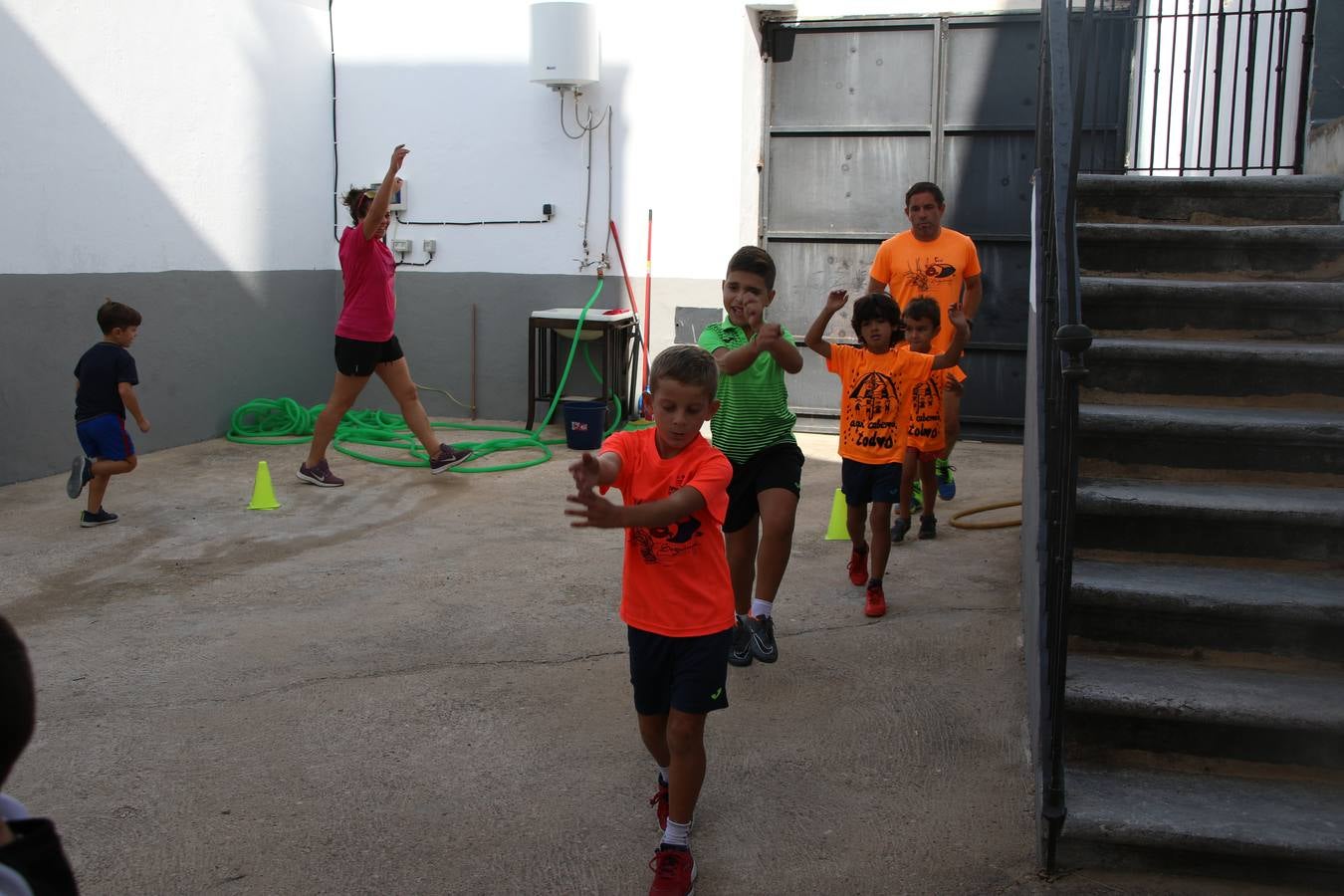 'Euexia Rural' ha celebrado, este fin de semana, su primer 'Campus deportivo inclusivo'. La actividad se ha desarrollado en el Palacio de los Guzmanes y ha contado con un variado programa de actividades: juegos acuáticos, 'máster chef', cine, baloncesto, fútbol, tenis, actividades nocturnas, etc. Jesús Sosa, presidente de la citada Asociación, ha señalado que «ha sido un campus muy diferente, tanto por el aprendizaje en diversidad de los niños como por el entorno en el que ha tenido lugar». Unas 55 personas, entre ellas, 25 niños, han formado parte de este Campus en el que «personas con discapacidad de nuestra asociación y otros colectivos en riesgo de exclusión social han participado con el rol de monitores, perdiendo, así, el rol de beneficiarios que han venido teniendo históricamente», indica Sosa. La actividad ha contado con el apoyo de la Fundación 'Alfonso Gallardo' y la colaboración de la Diputación de Badajoz, el Ayuntamiento de Jerez y la Fundación 'Decathlon'.