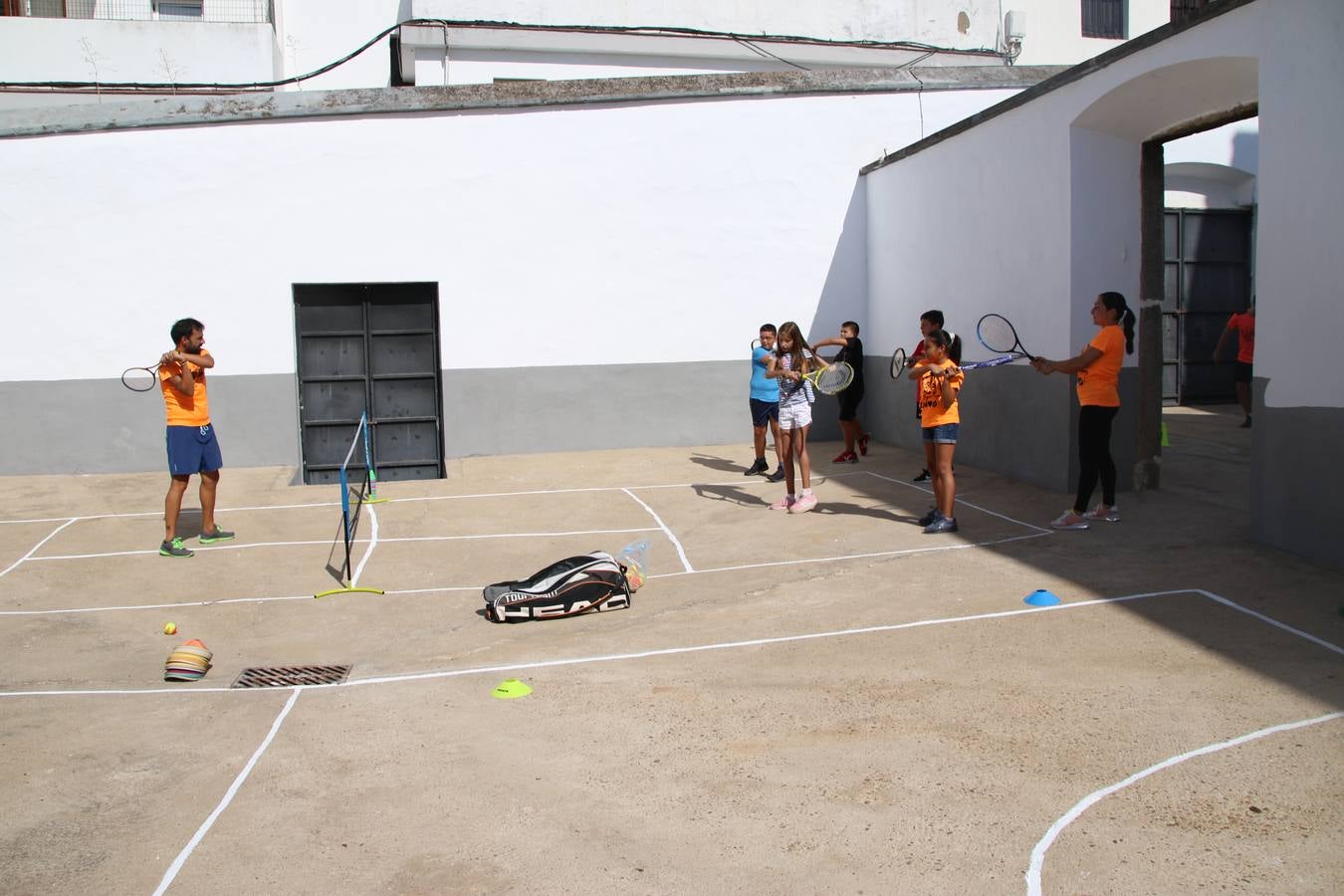 'Euexia Rural' ha celebrado, este fin de semana, su primer 'Campus deportivo inclusivo'. La actividad se ha desarrollado en el Palacio de los Guzmanes y ha contado con un variado programa de actividades: juegos acuáticos, 'máster chef', cine, baloncesto, fútbol, tenis, actividades nocturnas, etc. Jesús Sosa, presidente de la citada Asociación, ha señalado que «ha sido un campus muy diferente, tanto por el aprendizaje en diversidad de los niños como por el entorno en el que ha tenido lugar». Unas 55 personas, entre ellas, 25 niños, han formado parte de este Campus en el que «personas con discapacidad de nuestra asociación y otros colectivos en riesgo de exclusión social han participado con el rol de monitores, perdiendo, así, el rol de beneficiarios que han venido teniendo históricamente», indica Sosa. La actividad ha contado con el apoyo de la Fundación 'Alfonso Gallardo' y la colaboración de la Diputación de Badajoz, el Ayuntamiento de Jerez y la Fundación 'Decathlon'.