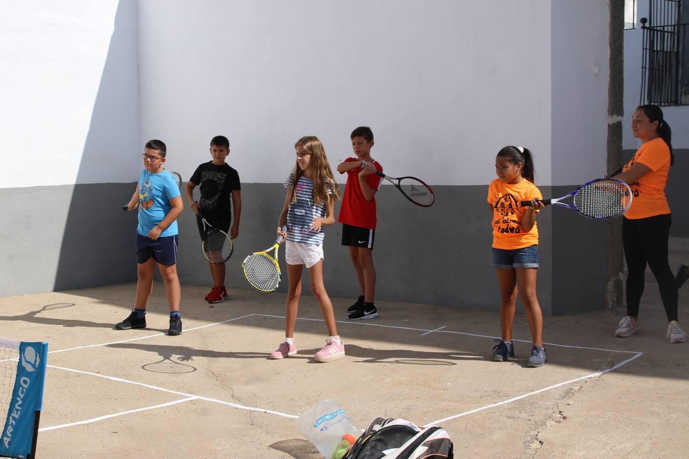 'Euexia Rural' ha celebrado, este fin de semana, su primer 'Campus deportivo inclusivo'. La actividad se ha desarrollado en el Palacio de los Guzmanes y ha contado con un variado programa de actividades: juegos acuáticos, 'máster chef', cine, baloncesto, fútbol, tenis, actividades nocturnas, etc. Jesús Sosa, presidente de la citada Asociación, ha señalado que «ha sido un campus muy diferente, tanto por el aprendizaje en diversidad de los niños como por el entorno en el que ha tenido lugar». Unas 55 personas, entre ellas, 25 niños, han formado parte de este Campus en el que «personas con discapacidad de nuestra asociación y otros colectivos en riesgo de exclusión social han participado con el rol de monitores, perdiendo, así, el rol de beneficiarios que han venido teniendo históricamente», indica Sosa. La actividad ha contado con el apoyo de la Fundación 'Alfonso Gallardo' y la colaboración de la Diputación de Badajoz, el Ayuntamiento de Jerez y la Fundación 'Decathlon'.