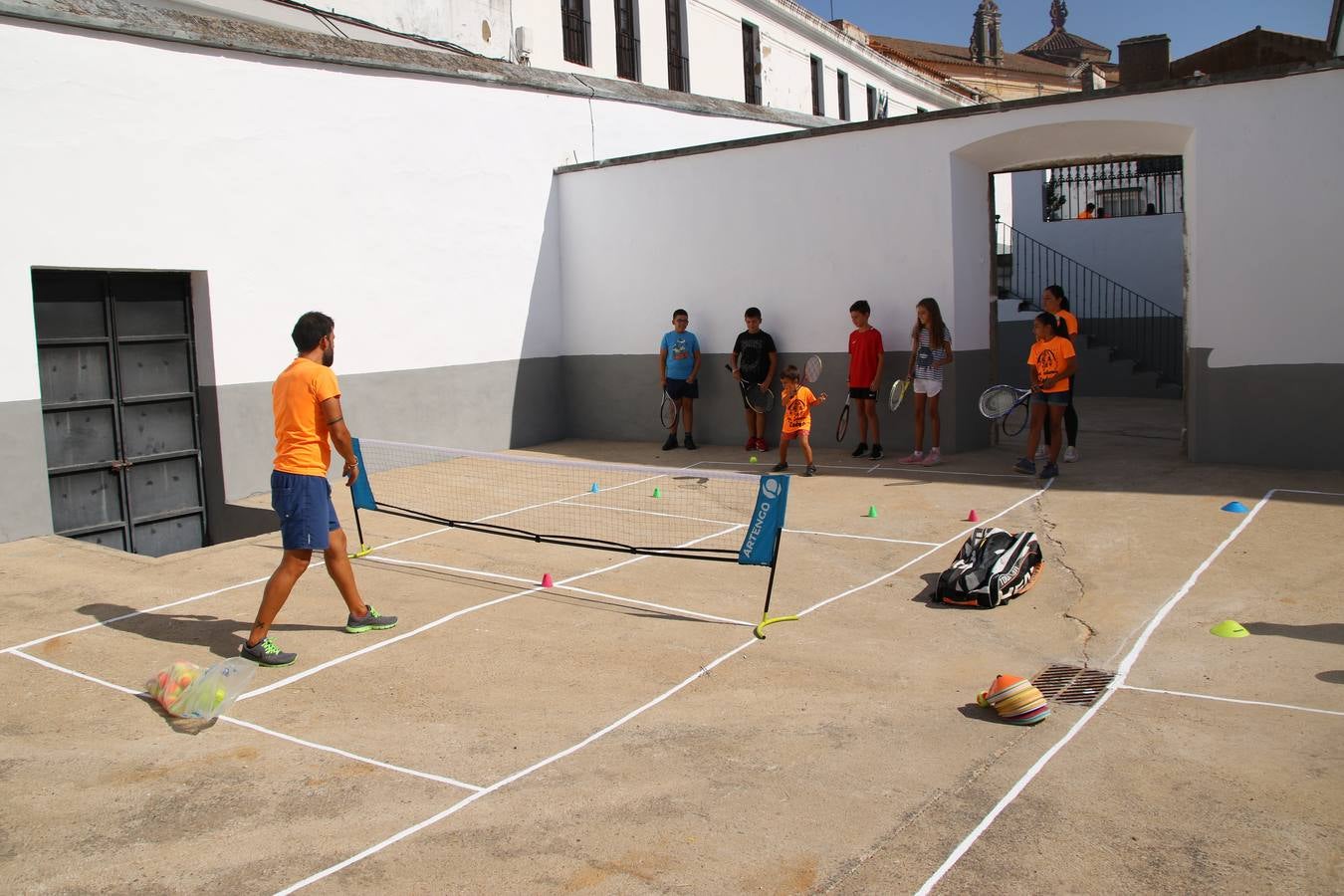 'Euexia Rural' ha celebrado, este fin de semana, su primer 'Campus deportivo inclusivo'. La actividad se ha desarrollado en el Palacio de los Guzmanes y ha contado con un variado programa de actividades: juegos acuáticos, 'máster chef', cine, baloncesto, fútbol, tenis, actividades nocturnas, etc. Jesús Sosa, presidente de la citada Asociación, ha señalado que «ha sido un campus muy diferente, tanto por el aprendizaje en diversidad de los niños como por el entorno en el que ha tenido lugar». Unas 55 personas, entre ellas, 25 niños, han formado parte de este Campus en el que «personas con discapacidad de nuestra asociación y otros colectivos en riesgo de exclusión social han participado con el rol de monitores, perdiendo, así, el rol de beneficiarios que han venido teniendo históricamente», indica Sosa. La actividad ha contado con el apoyo de la Fundación 'Alfonso Gallardo' y la colaboración de la Diputación de Badajoz, el Ayuntamiento de Jerez y la Fundación 'Decathlon'.