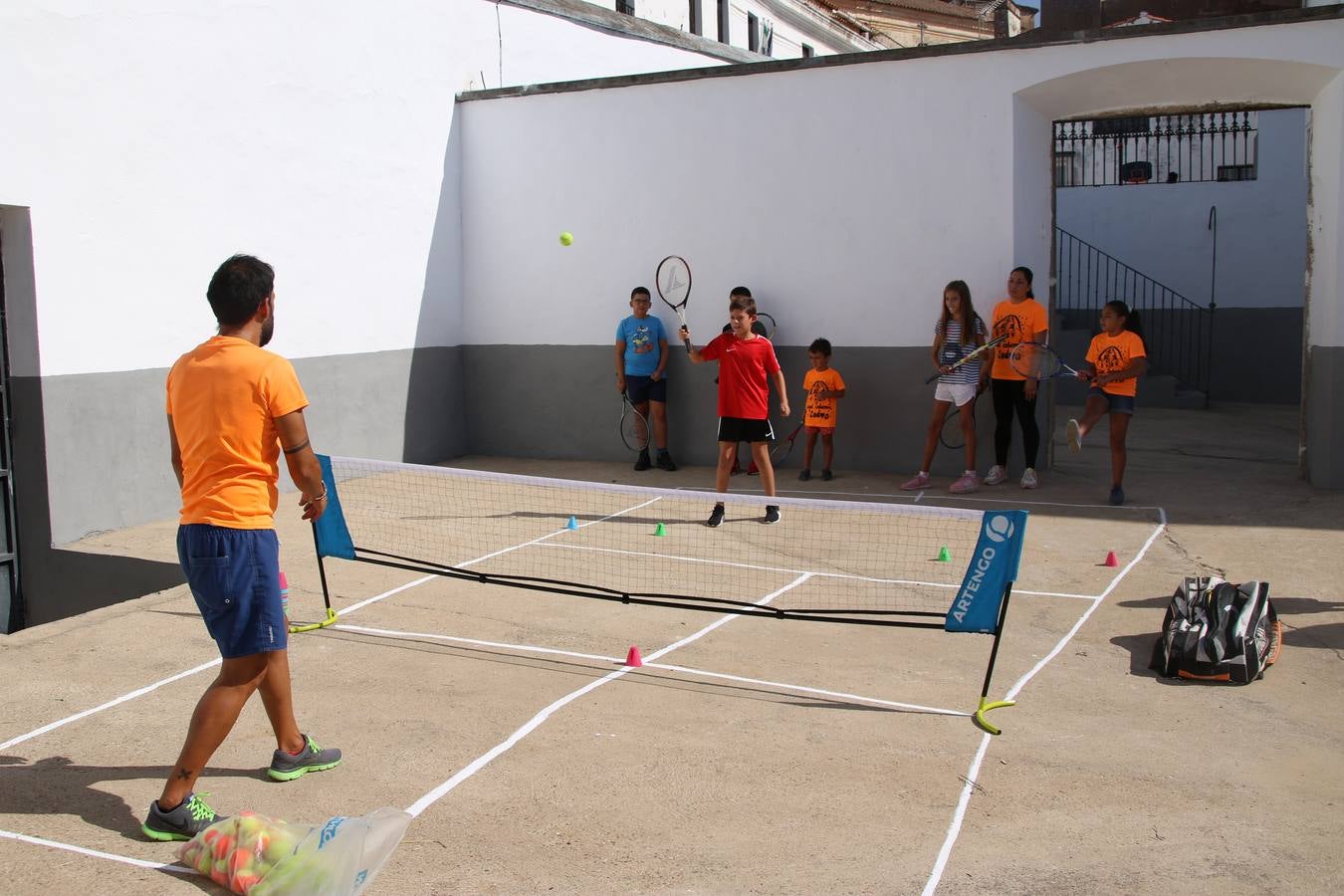 'Euexia Rural' ha celebrado, este fin de semana, su primer 'Campus deportivo inclusivo'. La actividad se ha desarrollado en el Palacio de los Guzmanes y ha contado con un variado programa de actividades: juegos acuáticos, 'máster chef', cine, baloncesto, fútbol, tenis, actividades nocturnas, etc. Jesús Sosa, presidente de la citada Asociación, ha señalado que «ha sido un campus muy diferente, tanto por el aprendizaje en diversidad de los niños como por el entorno en el que ha tenido lugar». Unas 55 personas, entre ellas, 25 niños, han formado parte de este Campus en el que «personas con discapacidad de nuestra asociación y otros colectivos en riesgo de exclusión social han participado con el rol de monitores, perdiendo, así, el rol de beneficiarios que han venido teniendo históricamente», indica Sosa. La actividad ha contado con el apoyo de la Fundación 'Alfonso Gallardo' y la colaboración de la Diputación de Badajoz, el Ayuntamiento de Jerez y la Fundación 'Decathlon'.