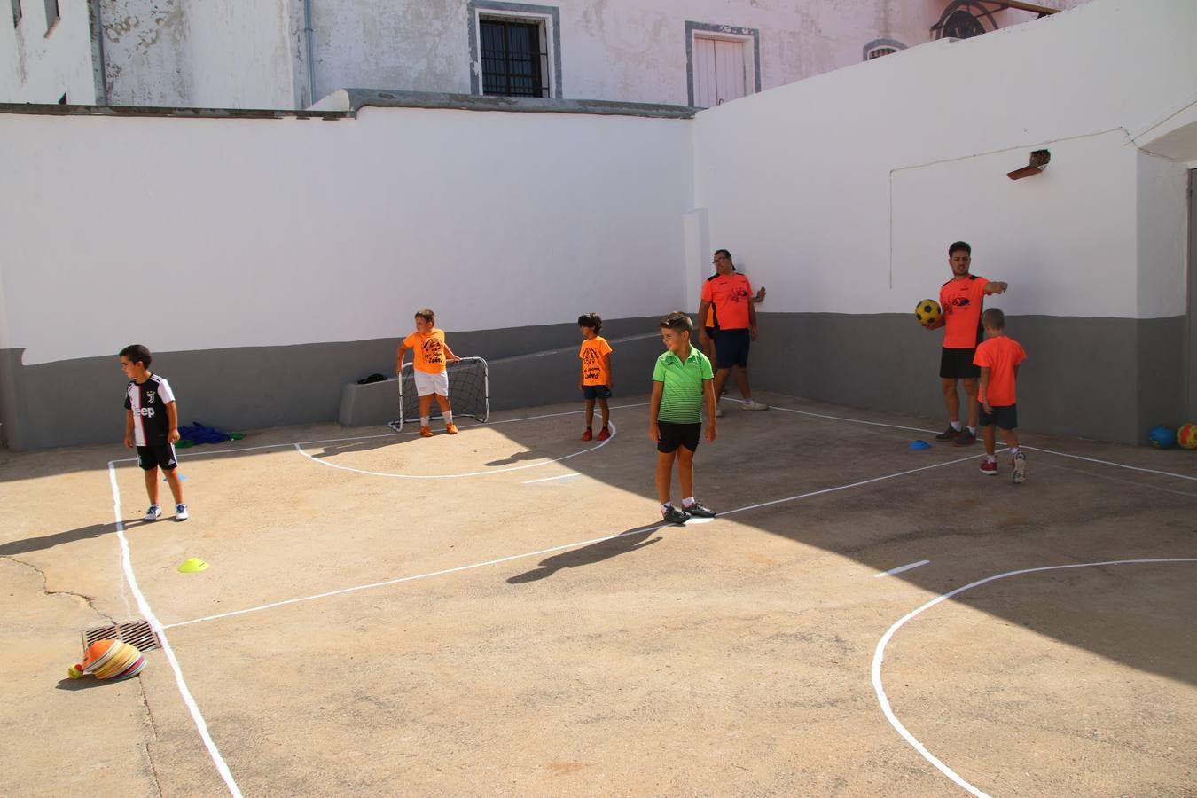 'Euexia Rural' ha celebrado, este fin de semana, su primer 'Campus deportivo inclusivo'. La actividad se ha desarrollado en el Palacio de los Guzmanes y ha contado con un variado programa de actividades: juegos acuáticos, 'máster chef', cine, baloncesto, fútbol, tenis, actividades nocturnas, etc. Jesús Sosa, presidente de la citada Asociación, ha señalado que «ha sido un campus muy diferente, tanto por el aprendizaje en diversidad de los niños como por el entorno en el que ha tenido lugar». Unas 55 personas, entre ellas, 25 niños, han formado parte de este Campus en el que «personas con discapacidad de nuestra asociación y otros colectivos en riesgo de exclusión social han participado con el rol de monitores, perdiendo, así, el rol de beneficiarios que han venido teniendo históricamente», indica Sosa. La actividad ha contado con el apoyo de la Fundación 'Alfonso Gallardo' y la colaboración de la Diputación de Badajoz, el Ayuntamiento de Jerez y la Fundación 'Decathlon'.