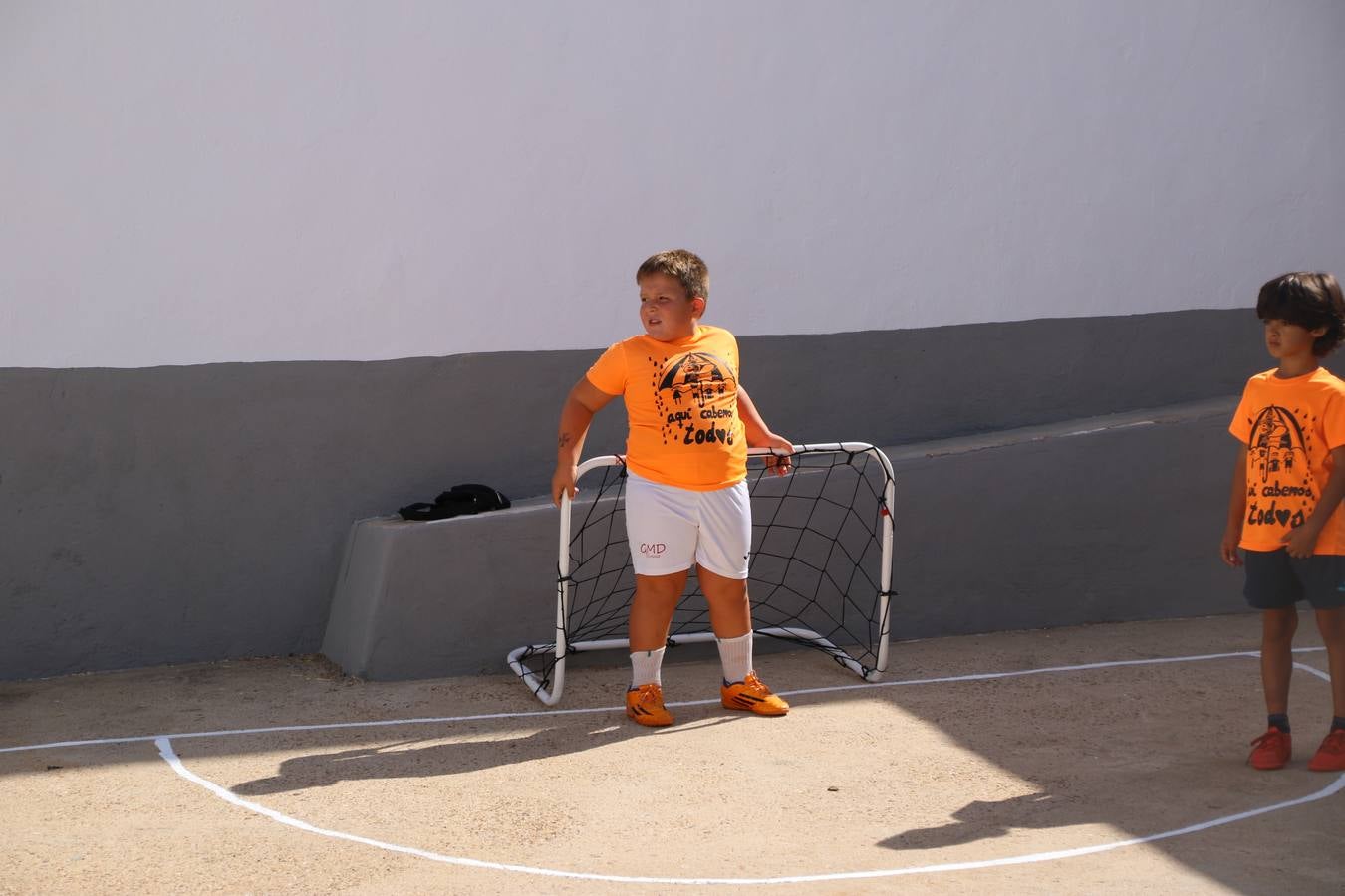 'Euexia Rural' ha celebrado, este fin de semana, su primer 'Campus deportivo inclusivo'. La actividad se ha desarrollado en el Palacio de los Guzmanes y ha contado con un variado programa de actividades: juegos acuáticos, 'máster chef', cine, baloncesto, fútbol, tenis, actividades nocturnas, etc. Jesús Sosa, presidente de la citada Asociación, ha señalado que «ha sido un campus muy diferente, tanto por el aprendizaje en diversidad de los niños como por el entorno en el que ha tenido lugar». Unas 55 personas, entre ellas, 25 niños, han formado parte de este Campus en el que «personas con discapacidad de nuestra asociación y otros colectivos en riesgo de exclusión social han participado con el rol de monitores, perdiendo, así, el rol de beneficiarios que han venido teniendo históricamente», indica Sosa. La actividad ha contado con el apoyo de la Fundación 'Alfonso Gallardo' y la colaboración de la Diputación de Badajoz, el Ayuntamiento de Jerez y la Fundación 'Decathlon'.