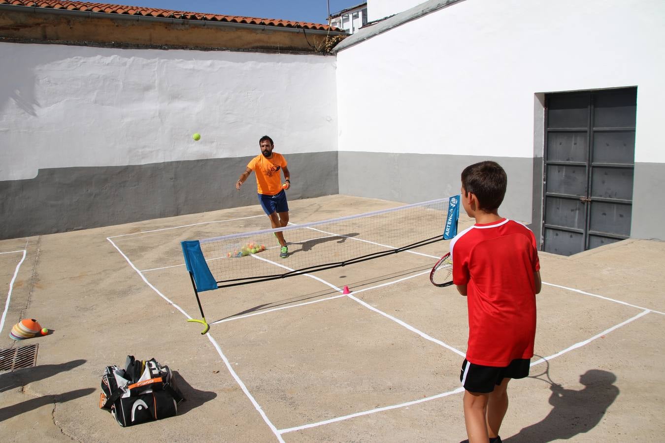 'Euexia Rural' ha celebrado, este fin de semana, su primer 'Campus deportivo inclusivo'. La actividad se ha desarrollado en el Palacio de los Guzmanes y ha contado con un variado programa de actividades: juegos acuáticos, 'máster chef', cine, baloncesto, fútbol, tenis, actividades nocturnas, etc. Jesús Sosa, presidente de la citada Asociación, ha señalado que «ha sido un campus muy diferente, tanto por el aprendizaje en diversidad de los niños como por el entorno en el que ha tenido lugar». Unas 55 personas, entre ellas, 25 niños, han formado parte de este Campus en el que «personas con discapacidad de nuestra asociación y otros colectivos en riesgo de exclusión social han participado con el rol de monitores, perdiendo, así, el rol de beneficiarios que han venido teniendo históricamente», indica Sosa. La actividad ha contado con el apoyo de la Fundación 'Alfonso Gallardo' y la colaboración de la Diputación de Badajoz, el Ayuntamiento de Jerez y la Fundación 'Decathlon'.