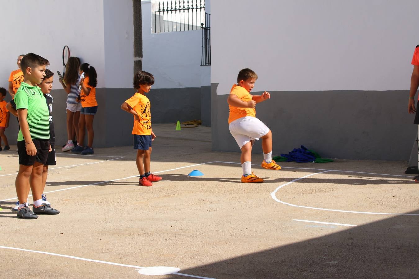 'Euexia Rural' ha celebrado, este fin de semana, su primer 'Campus deportivo inclusivo'. La actividad se ha desarrollado en el Palacio de los Guzmanes y ha contado con un variado programa de actividades: juegos acuáticos, 'máster chef', cine, baloncesto, fútbol, tenis, actividades nocturnas, etc. Jesús Sosa, presidente de la citada Asociación, ha señalado que «ha sido un campus muy diferente, tanto por el aprendizaje en diversidad de los niños como por el entorno en el que ha tenido lugar». Unas 55 personas, entre ellas, 25 niños, han formado parte de este Campus en el que «personas con discapacidad de nuestra asociación y otros colectivos en riesgo de exclusión social han participado con el rol de monitores, perdiendo, así, el rol de beneficiarios que han venido teniendo históricamente», indica Sosa. La actividad ha contado con el apoyo de la Fundación 'Alfonso Gallardo' y la colaboración de la Diputación de Badajoz, el Ayuntamiento de Jerez y la Fundación 'Decathlon'.