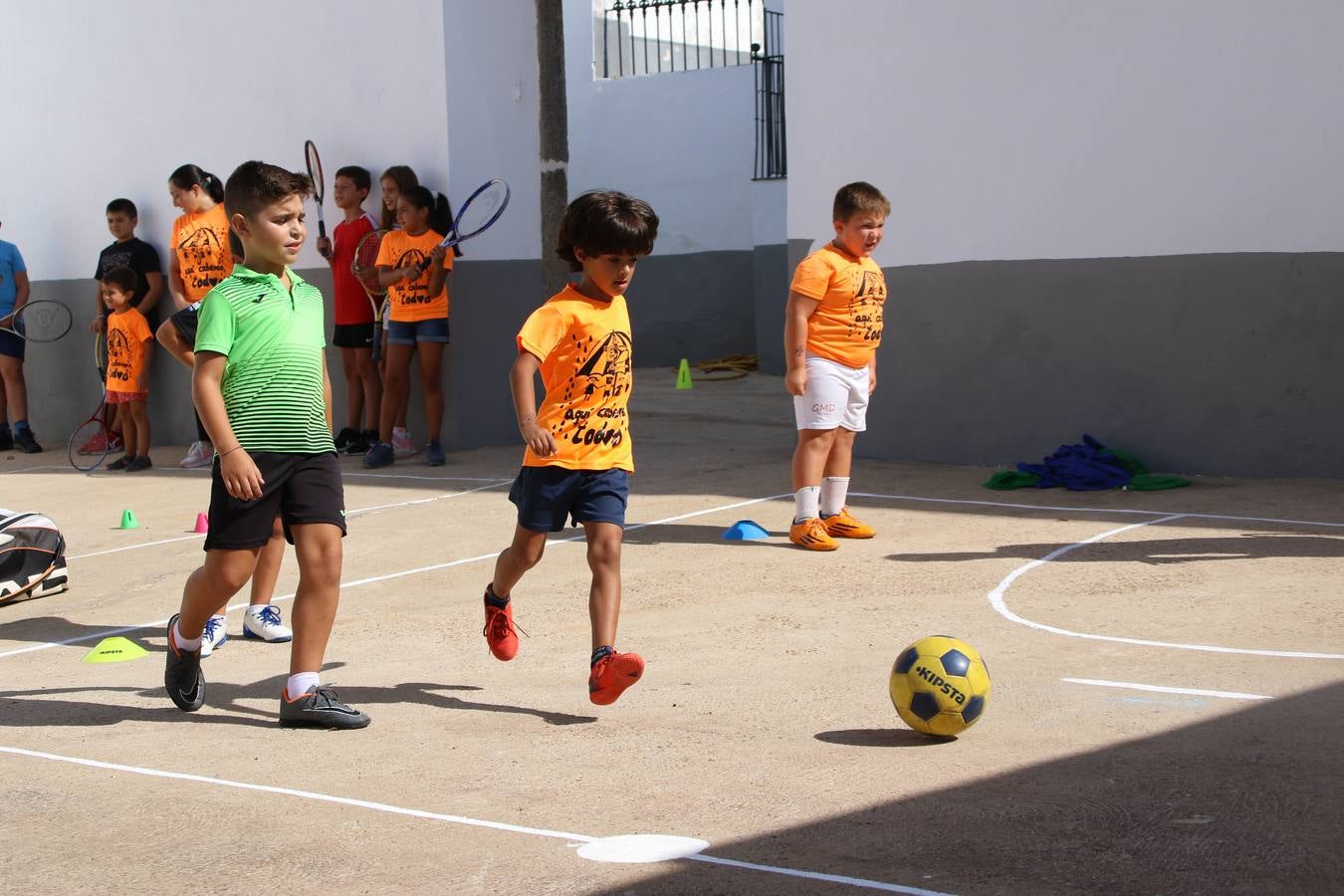 'Euexia Rural' ha celebrado, este fin de semana, su primer 'Campus deportivo inclusivo'. La actividad se ha desarrollado en el Palacio de los Guzmanes y ha contado con un variado programa de actividades: juegos acuáticos, 'máster chef', cine, baloncesto, fútbol, tenis, actividades nocturnas, etc. Jesús Sosa, presidente de la citada Asociación, ha señalado que «ha sido un campus muy diferente, tanto por el aprendizaje en diversidad de los niños como por el entorno en el que ha tenido lugar». Unas 55 personas, entre ellas, 25 niños, han formado parte de este Campus en el que «personas con discapacidad de nuestra asociación y otros colectivos en riesgo de exclusión social han participado con el rol de monitores, perdiendo, así, el rol de beneficiarios que han venido teniendo históricamente», indica Sosa. La actividad ha contado con el apoyo de la Fundación 'Alfonso Gallardo' y la colaboración de la Diputación de Badajoz, el Ayuntamiento de Jerez y la Fundación 'Decathlon'.