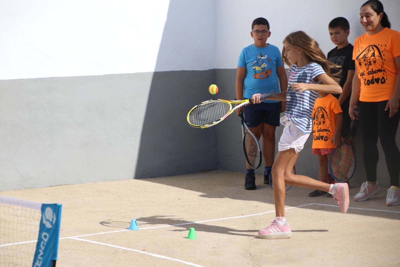 'Euexia Rural' ha celebrado, este fin de semana, su primer 'Campus deportivo inclusivo'. La actividad se ha desarrollado en el Palacio de los Guzmanes y ha contado con un variado programa de actividades: juegos acuáticos, 'máster chef', cine, baloncesto, fútbol, tenis, actividades nocturnas, etc. Jesús Sosa, presidente de la citada Asociación, ha señalado que «ha sido un campus muy diferente, tanto por el aprendizaje en diversidad de los niños como por el entorno en el que ha tenido lugar». Unas 55 personas, entre ellas, 25 niños, han formado parte de este Campus en el que «personas con discapacidad de nuestra asociación y otros colectivos en riesgo de exclusión social han participado con el rol de monitores, perdiendo, así, el rol de beneficiarios que han venido teniendo históricamente», indica Sosa. La actividad ha contado con el apoyo de la Fundación 'Alfonso Gallardo' y la colaboración de la Diputación de Badajoz, el Ayuntamiento de Jerez y la Fundación 'Decathlon'.