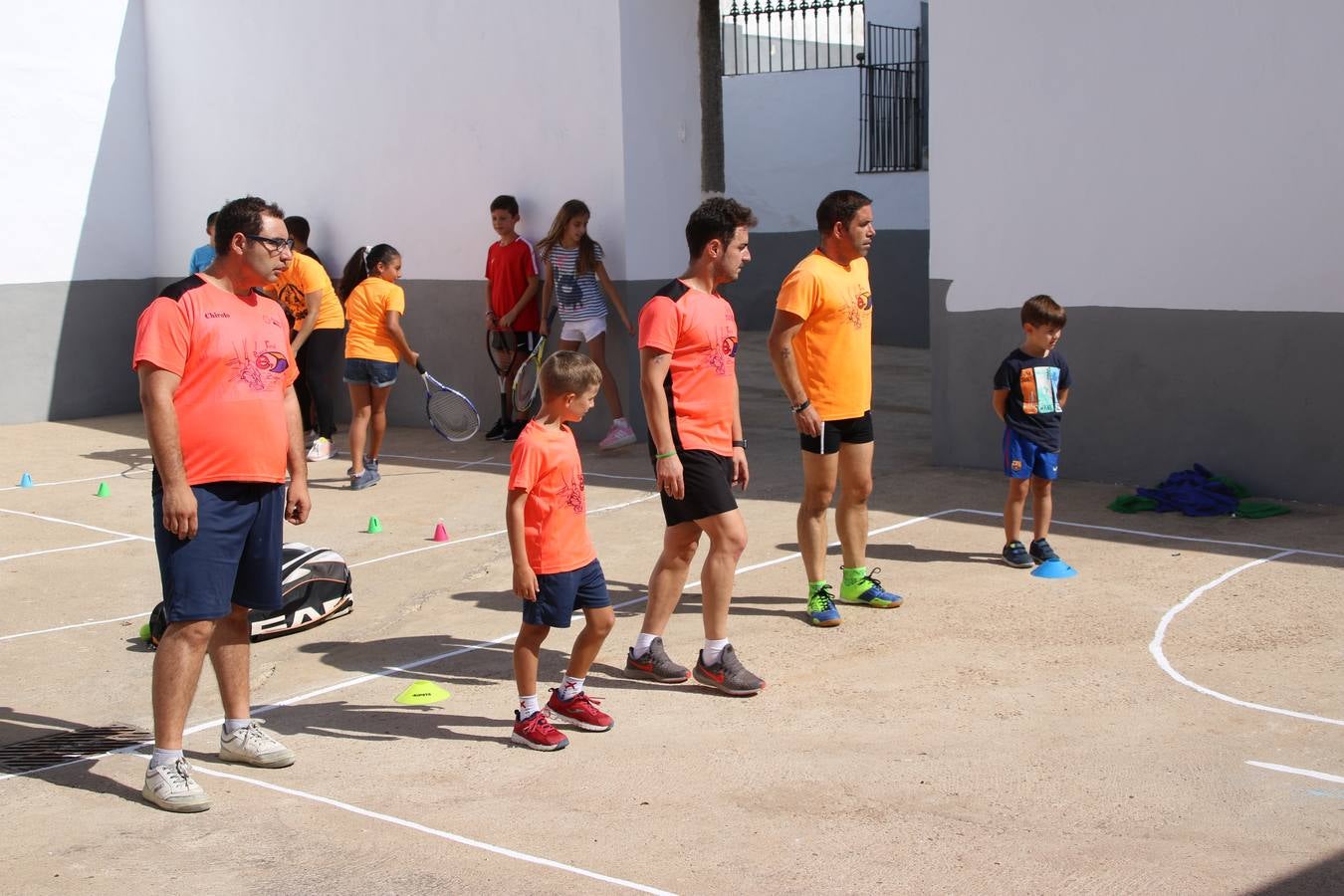 'Euexia Rural' ha celebrado, este fin de semana, su primer 'Campus deportivo inclusivo'. La actividad se ha desarrollado en el Palacio de los Guzmanes y ha contado con un variado programa de actividades: juegos acuáticos, 'máster chef', cine, baloncesto, fútbol, tenis, actividades nocturnas, etc. Jesús Sosa, presidente de la citada Asociación, ha señalado que «ha sido un campus muy diferente, tanto por el aprendizaje en diversidad de los niños como por el entorno en el que ha tenido lugar». Unas 55 personas, entre ellas, 25 niños, han formado parte de este Campus en el que «personas con discapacidad de nuestra asociación y otros colectivos en riesgo de exclusión social han participado con el rol de monitores, perdiendo, así, el rol de beneficiarios que han venido teniendo históricamente», indica Sosa. La actividad ha contado con el apoyo de la Fundación 'Alfonso Gallardo' y la colaboración de la Diputación de Badajoz, el Ayuntamiento de Jerez y la Fundación 'Decathlon'.