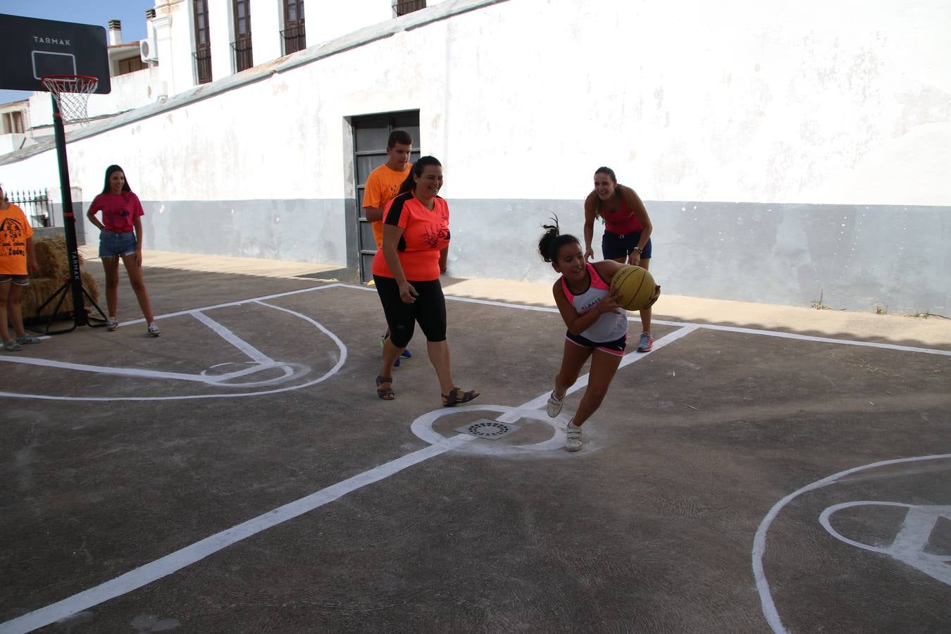 'Euexia Rural' ha celebrado, este fin de semana, su primer 'Campus deportivo inclusivo'. La actividad se ha desarrollado en el Palacio de los Guzmanes y ha contado con un variado programa de actividades: juegos acuáticos, 'máster chef', cine, baloncesto, fútbol, tenis, actividades nocturnas, etc. Jesús Sosa, presidente de la citada Asociación, ha señalado que «ha sido un campus muy diferente, tanto por el aprendizaje en diversidad de los niños como por el entorno en el que ha tenido lugar». Unas 55 personas, entre ellas, 25 niños, han formado parte de este Campus en el que «personas con discapacidad de nuestra asociación y otros colectivos en riesgo de exclusión social han participado con el rol de monitores, perdiendo, así, el rol de beneficiarios que han venido teniendo históricamente», indica Sosa. La actividad ha contado con el apoyo de la Fundación 'Alfonso Gallardo' y la colaboración de la Diputación de Badajoz, el Ayuntamiento de Jerez y la Fundación 'Decathlon'.