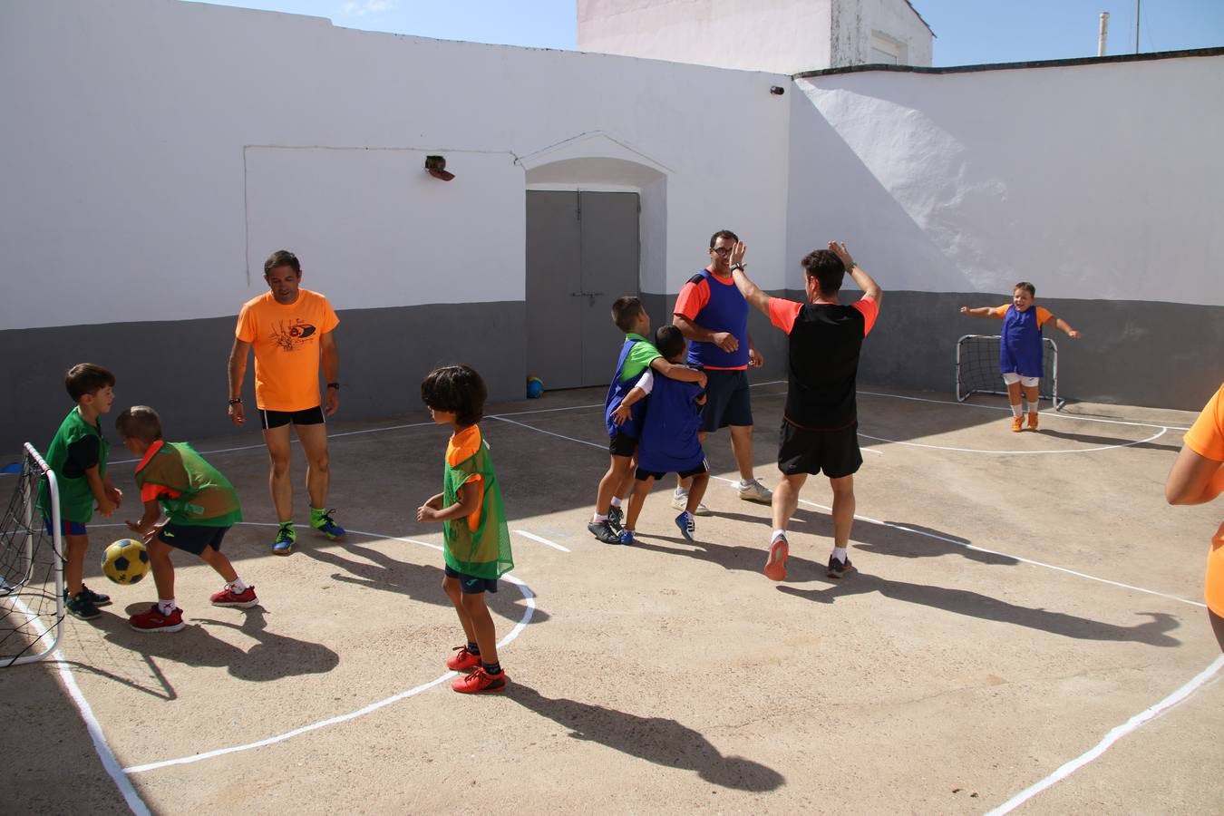 'Euexia Rural' ha celebrado, este fin de semana, su primer 'Campus deportivo inclusivo'. La actividad se ha desarrollado en el Palacio de los Guzmanes y ha contado con un variado programa de actividades: juegos acuáticos, 'máster chef', cine, baloncesto, fútbol, tenis, actividades nocturnas, etc. Jesús Sosa, presidente de la citada Asociación, ha señalado que «ha sido un campus muy diferente, tanto por el aprendizaje en diversidad de los niños como por el entorno en el que ha tenido lugar». Unas 55 personas, entre ellas, 25 niños, han formado parte de este Campus en el que «personas con discapacidad de nuestra asociación y otros colectivos en riesgo de exclusión social han participado con el rol de monitores, perdiendo, así, el rol de beneficiarios que han venido teniendo históricamente», indica Sosa. La actividad ha contado con el apoyo de la Fundación 'Alfonso Gallardo' y la colaboración de la Diputación de Badajoz, el Ayuntamiento de Jerez y la Fundación 'Decathlon'.