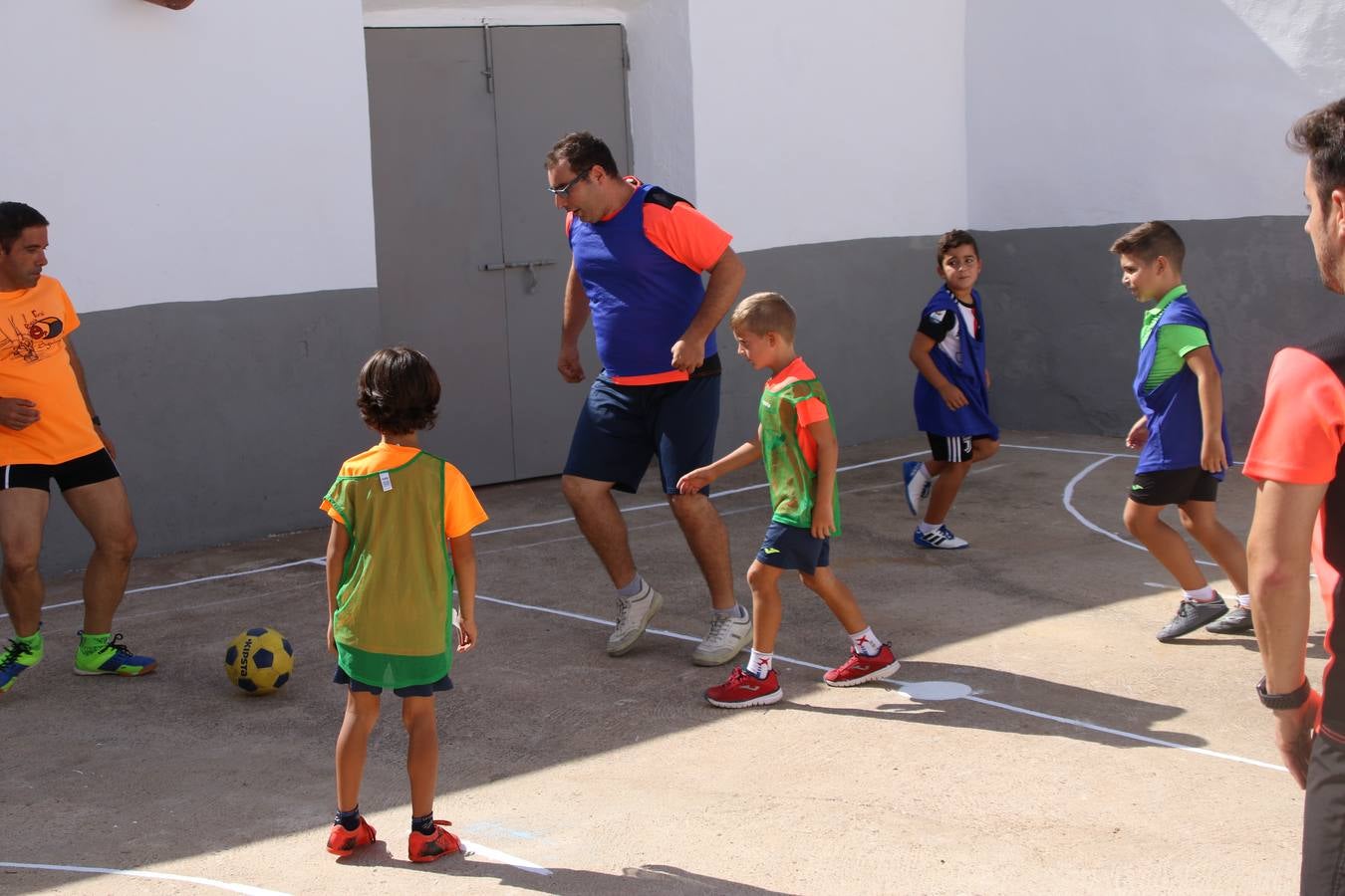 'Euexia Rural' ha celebrado, este fin de semana, su primer 'Campus deportivo inclusivo'. La actividad se ha desarrollado en el Palacio de los Guzmanes y ha contado con un variado programa de actividades: juegos acuáticos, 'máster chef', cine, baloncesto, fútbol, tenis, actividades nocturnas, etc. Jesús Sosa, presidente de la citada Asociación, ha señalado que «ha sido un campus muy diferente, tanto por el aprendizaje en diversidad de los niños como por el entorno en el que ha tenido lugar». Unas 55 personas, entre ellas, 25 niños, han formado parte de este Campus en el que «personas con discapacidad de nuestra asociación y otros colectivos en riesgo de exclusión social han participado con el rol de monitores, perdiendo, así, el rol de beneficiarios que han venido teniendo históricamente», indica Sosa. La actividad ha contado con el apoyo de la Fundación 'Alfonso Gallardo' y la colaboración de la Diputación de Badajoz, el Ayuntamiento de Jerez y la Fundación 'Decathlon'.