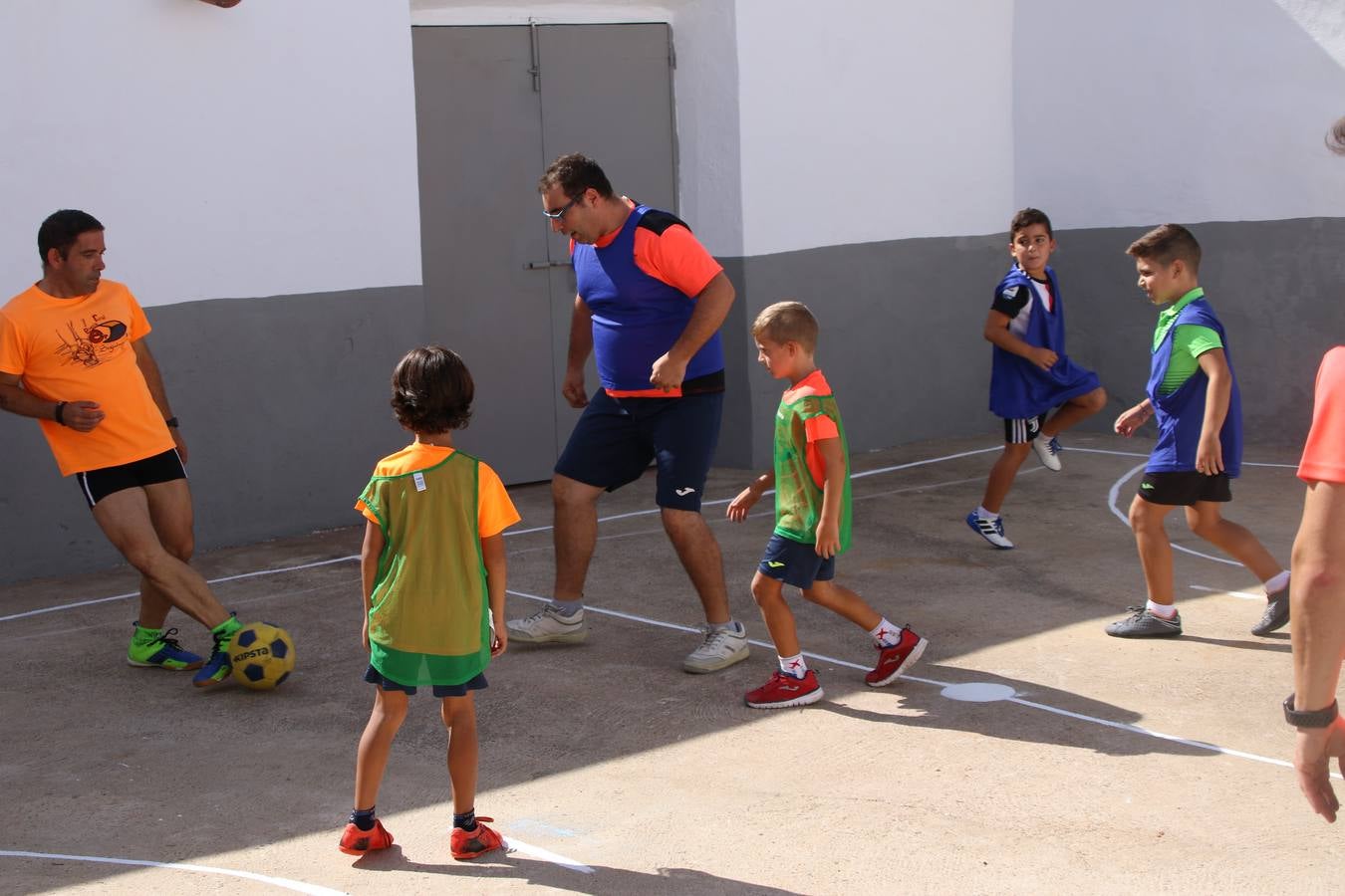 'Euexia Rural' ha celebrado, este fin de semana, su primer 'Campus deportivo inclusivo'. La actividad se ha desarrollado en el Palacio de los Guzmanes y ha contado con un variado programa de actividades: juegos acuáticos, 'máster chef', cine, baloncesto, fútbol, tenis, actividades nocturnas, etc. Jesús Sosa, presidente de la citada Asociación, ha señalado que «ha sido un campus muy diferente, tanto por el aprendizaje en diversidad de los niños como por el entorno en el que ha tenido lugar». Unas 55 personas, entre ellas, 25 niños, han formado parte de este Campus en el que «personas con discapacidad de nuestra asociación y otros colectivos en riesgo de exclusión social han participado con el rol de monitores, perdiendo, así, el rol de beneficiarios que han venido teniendo históricamente», indica Sosa. La actividad ha contado con el apoyo de la Fundación 'Alfonso Gallardo' y la colaboración de la Diputación de Badajoz, el Ayuntamiento de Jerez y la Fundación 'Decathlon'.
