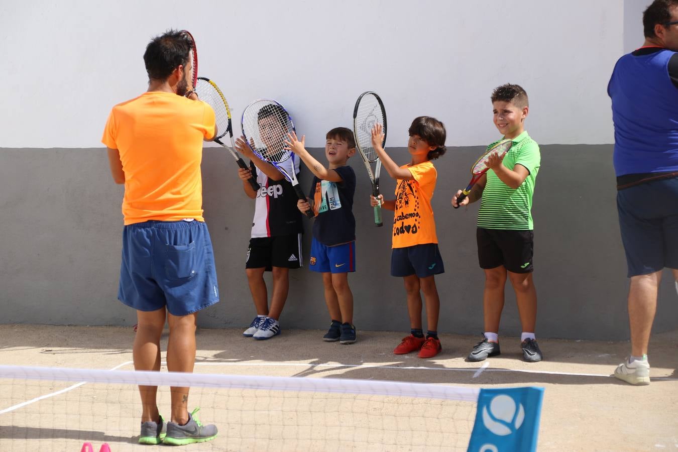 'Euexia Rural' ha celebrado, este fin de semana, su primer 'Campus deportivo inclusivo'. La actividad se ha desarrollado en el Palacio de los Guzmanes y ha contado con un variado programa de actividades: juegos acuáticos, 'máster chef', cine, baloncesto, fútbol, tenis, actividades nocturnas, etc. Jesús Sosa, presidente de la citada Asociación, ha señalado que «ha sido un campus muy diferente, tanto por el aprendizaje en diversidad de los niños como por el entorno en el que ha tenido lugar». Unas 55 personas, entre ellas, 25 niños, han formado parte de este Campus en el que «personas con discapacidad de nuestra asociación y otros colectivos en riesgo de exclusión social han participado con el rol de monitores, perdiendo, así, el rol de beneficiarios que han venido teniendo históricamente», indica Sosa. La actividad ha contado con el apoyo de la Fundación 'Alfonso Gallardo' y la colaboración de la Diputación de Badajoz, el Ayuntamiento de Jerez y la Fundación 'Decathlon'.