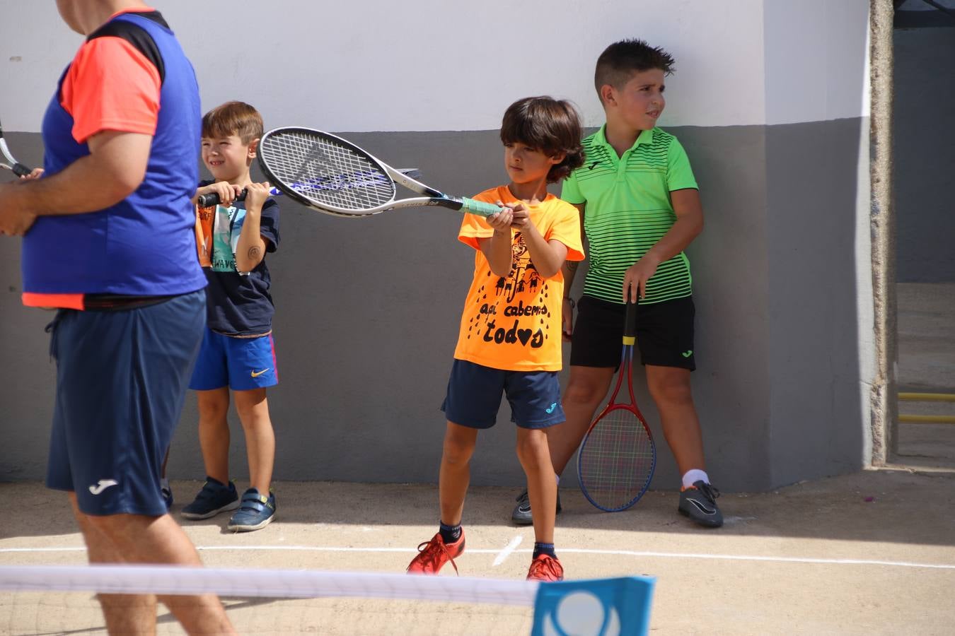 'Euexia Rural' ha celebrado, este fin de semana, su primer 'Campus deportivo inclusivo'. La actividad se ha desarrollado en el Palacio de los Guzmanes y ha contado con un variado programa de actividades: juegos acuáticos, 'máster chef', cine, baloncesto, fútbol, tenis, actividades nocturnas, etc. Jesús Sosa, presidente de la citada Asociación, ha señalado que «ha sido un campus muy diferente, tanto por el aprendizaje en diversidad de los niños como por el entorno en el que ha tenido lugar». Unas 55 personas, entre ellas, 25 niños, han formado parte de este Campus en el que «personas con discapacidad de nuestra asociación y otros colectivos en riesgo de exclusión social han participado con el rol de monitores, perdiendo, así, el rol de beneficiarios que han venido teniendo históricamente», indica Sosa. La actividad ha contado con el apoyo de la Fundación 'Alfonso Gallardo' y la colaboración de la Diputación de Badajoz, el Ayuntamiento de Jerez y la Fundación 'Decathlon'.
