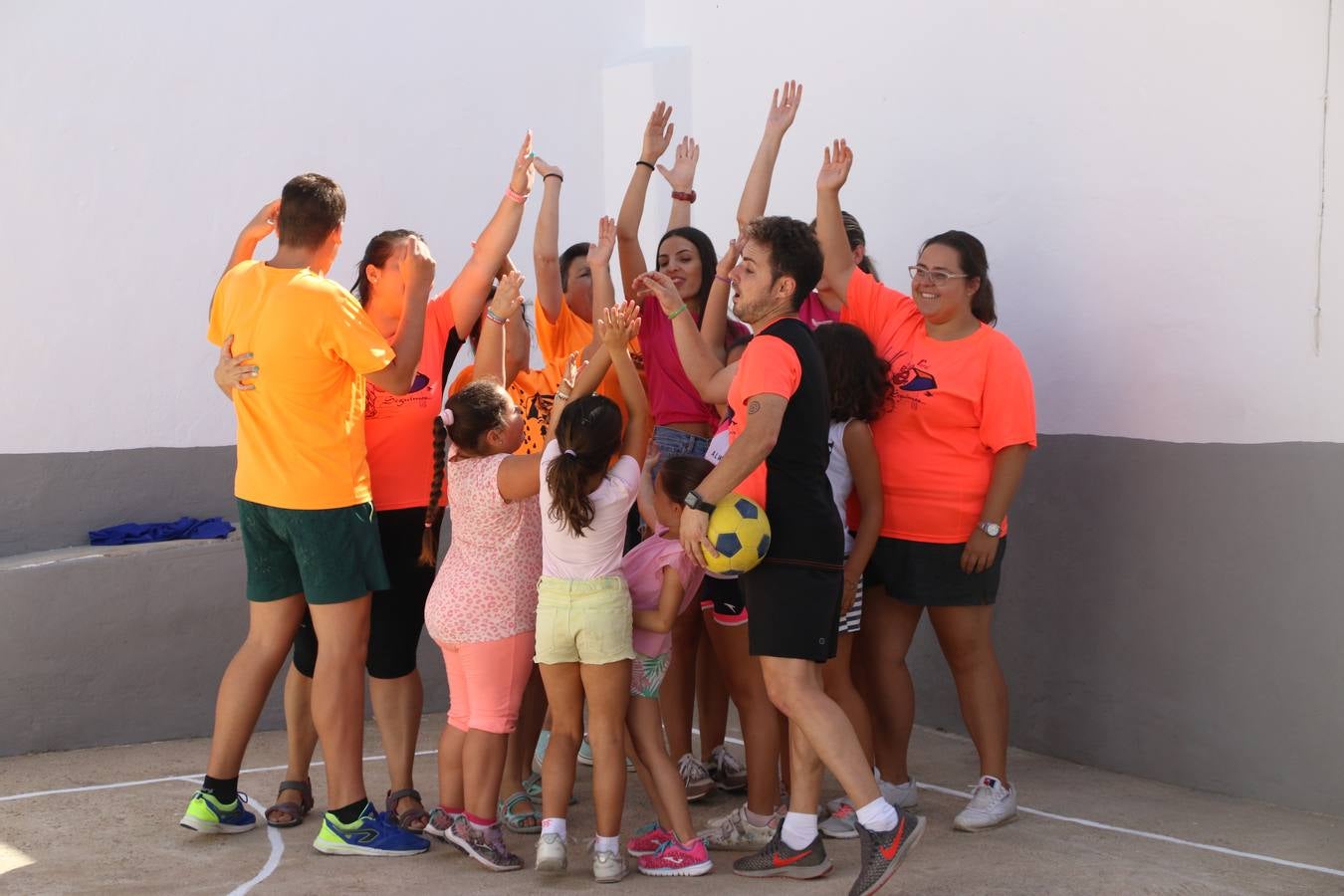'Euexia Rural' ha celebrado, este fin de semana, su primer 'Campus deportivo inclusivo'. La actividad se ha desarrollado en el Palacio de los Guzmanes y ha contado con un variado programa de actividades: juegos acuáticos, 'máster chef', cine, baloncesto, fútbol, tenis, actividades nocturnas, etc. Jesús Sosa, presidente de la citada Asociación, ha señalado que «ha sido un campus muy diferente, tanto por el aprendizaje en diversidad de los niños como por el entorno en el que ha tenido lugar». Unas 55 personas, entre ellas, 25 niños, han formado parte de este Campus en el que «personas con discapacidad de nuestra asociación y otros colectivos en riesgo de exclusión social han participado con el rol de monitores, perdiendo, así, el rol de beneficiarios que han venido teniendo históricamente», indica Sosa. La actividad ha contado con el apoyo de la Fundación 'Alfonso Gallardo' y la colaboración de la Diputación de Badajoz, el Ayuntamiento de Jerez y la Fundación 'Decathlon'.