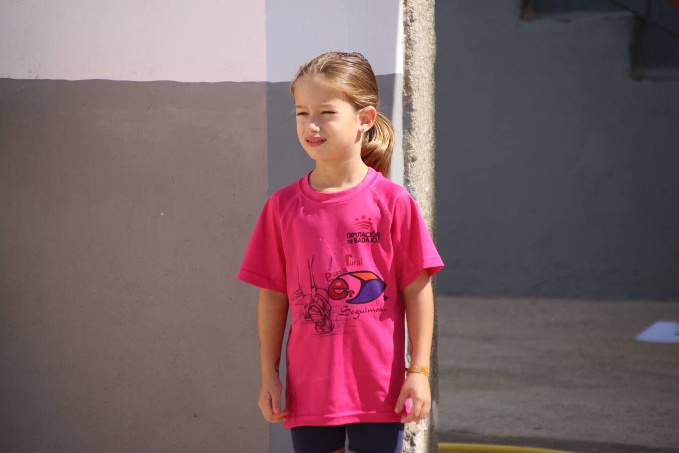 'Euexia Rural' ha celebrado, este fin de semana, su primer 'Campus deportivo inclusivo'. La actividad se ha desarrollado en el Palacio de los Guzmanes y ha contado con un variado programa de actividades: juegos acuáticos, 'máster chef', cine, baloncesto, fútbol, tenis, actividades nocturnas, etc. Jesús Sosa, presidente de la citada Asociación, ha señalado que «ha sido un campus muy diferente, tanto por el aprendizaje en diversidad de los niños como por el entorno en el que ha tenido lugar». Unas 55 personas, entre ellas, 25 niños, han formado parte de este Campus en el que «personas con discapacidad de nuestra asociación y otros colectivos en riesgo de exclusión social han participado con el rol de monitores, perdiendo, así, el rol de beneficiarios que han venido teniendo históricamente», indica Sosa. La actividad ha contado con el apoyo de la Fundación 'Alfonso Gallardo' y la colaboración de la Diputación de Badajoz, el Ayuntamiento de Jerez y la Fundación 'Decathlon'.
