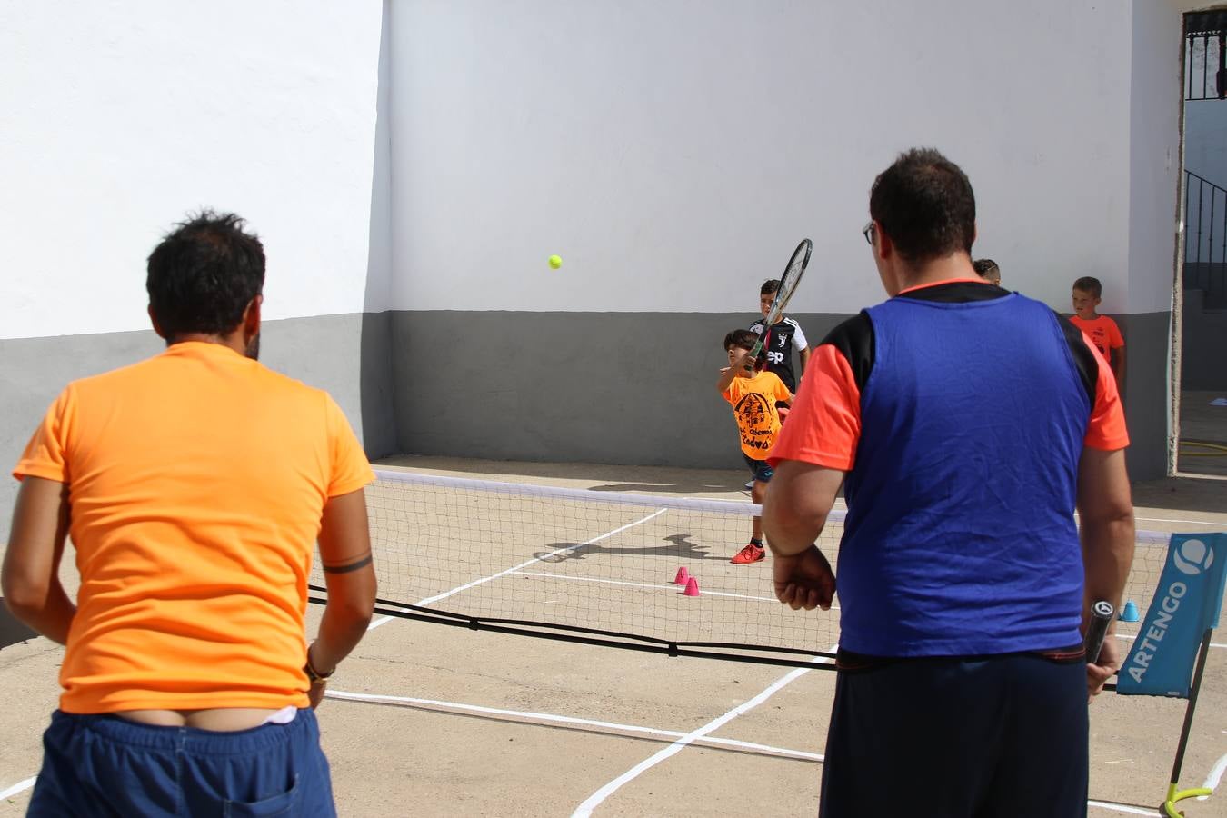 'Euexia Rural' ha celebrado, este fin de semana, su primer 'Campus deportivo inclusivo'. La actividad se ha desarrollado en el Palacio de los Guzmanes y ha contado con un variado programa de actividades: juegos acuáticos, 'máster chef', cine, baloncesto, fútbol, tenis, actividades nocturnas, etc. Jesús Sosa, presidente de la citada Asociación, ha señalado que «ha sido un campus muy diferente, tanto por el aprendizaje en diversidad de los niños como por el entorno en el que ha tenido lugar». Unas 55 personas, entre ellas, 25 niños, han formado parte de este Campus en el que «personas con discapacidad de nuestra asociación y otros colectivos en riesgo de exclusión social han participado con el rol de monitores, perdiendo, así, el rol de beneficiarios que han venido teniendo históricamente», indica Sosa. La actividad ha contado con el apoyo de la Fundación 'Alfonso Gallardo' y la colaboración de la Diputación de Badajoz, el Ayuntamiento de Jerez y la Fundación 'Decathlon'.