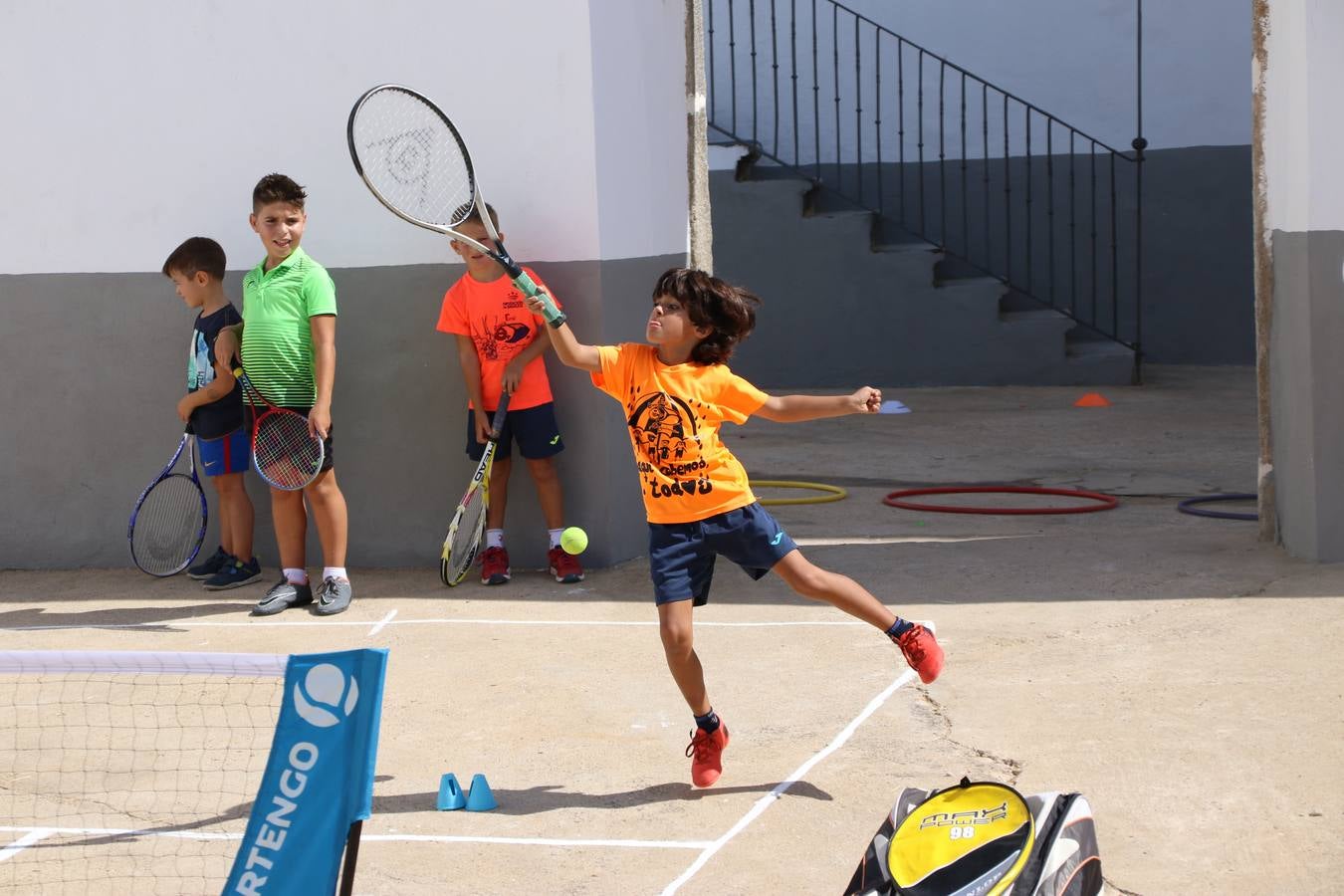 'Euexia Rural' ha celebrado, este fin de semana, su primer 'Campus deportivo inclusivo'. La actividad se ha desarrollado en el Palacio de los Guzmanes y ha contado con un variado programa de actividades: juegos acuáticos, 'máster chef', cine, baloncesto, fútbol, tenis, actividades nocturnas, etc. Jesús Sosa, presidente de la citada Asociación, ha señalado que «ha sido un campus muy diferente, tanto por el aprendizaje en diversidad de los niños como por el entorno en el que ha tenido lugar». Unas 55 personas, entre ellas, 25 niños, han formado parte de este Campus en el que «personas con discapacidad de nuestra asociación y otros colectivos en riesgo de exclusión social han participado con el rol de monitores, perdiendo, así, el rol de beneficiarios que han venido teniendo históricamente», indica Sosa. La actividad ha contado con el apoyo de la Fundación 'Alfonso Gallardo' y la colaboración de la Diputación de Badajoz, el Ayuntamiento de Jerez y la Fundación 'Decathlon'.