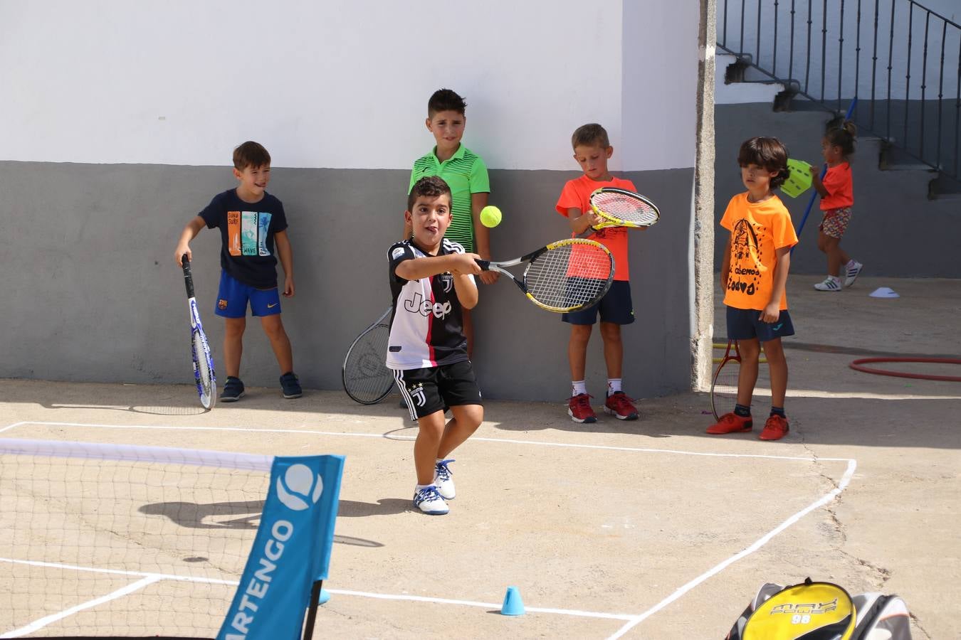 'Euexia Rural' ha celebrado, este fin de semana, su primer 'Campus deportivo inclusivo'. La actividad se ha desarrollado en el Palacio de los Guzmanes y ha contado con un variado programa de actividades: juegos acuáticos, 'máster chef', cine, baloncesto, fútbol, tenis, actividades nocturnas, etc. Jesús Sosa, presidente de la citada Asociación, ha señalado que «ha sido un campus muy diferente, tanto por el aprendizaje en diversidad de los niños como por el entorno en el que ha tenido lugar». Unas 55 personas, entre ellas, 25 niños, han formado parte de este Campus en el que «personas con discapacidad de nuestra asociación y otros colectivos en riesgo de exclusión social han participado con el rol de monitores, perdiendo, así, el rol de beneficiarios que han venido teniendo históricamente», indica Sosa. La actividad ha contado con el apoyo de la Fundación 'Alfonso Gallardo' y la colaboración de la Diputación de Badajoz, el Ayuntamiento de Jerez y la Fundación 'Decathlon'.