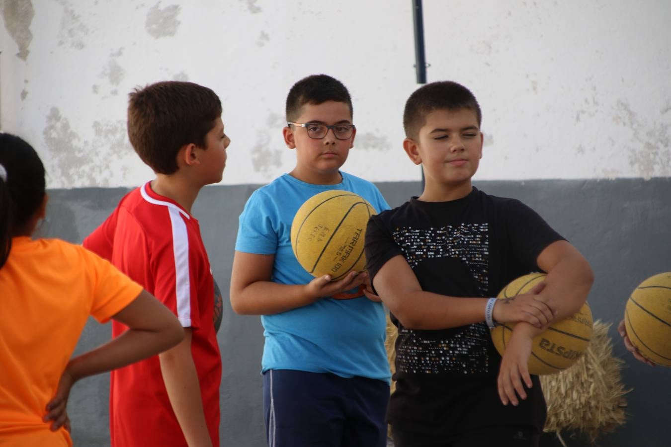 'Euexia Rural' ha celebrado, este fin de semana, su primer 'Campus deportivo inclusivo'. La actividad se ha desarrollado en el Palacio de los Guzmanes y ha contado con un variado programa de actividades: juegos acuáticos, 'máster chef', cine, baloncesto, fútbol, tenis, actividades nocturnas, etc. Jesús Sosa, presidente de la citada Asociación, ha señalado que «ha sido un campus muy diferente, tanto por el aprendizaje en diversidad de los niños como por el entorno en el que ha tenido lugar». Unas 55 personas, entre ellas, 25 niños, han formado parte de este Campus en el que «personas con discapacidad de nuestra asociación y otros colectivos en riesgo de exclusión social han participado con el rol de monitores, perdiendo, así, el rol de beneficiarios que han venido teniendo históricamente», indica Sosa. La actividad ha contado con el apoyo de la Fundación 'Alfonso Gallardo' y la colaboración de la Diputación de Badajoz, el Ayuntamiento de Jerez y la Fundación 'Decathlon'.