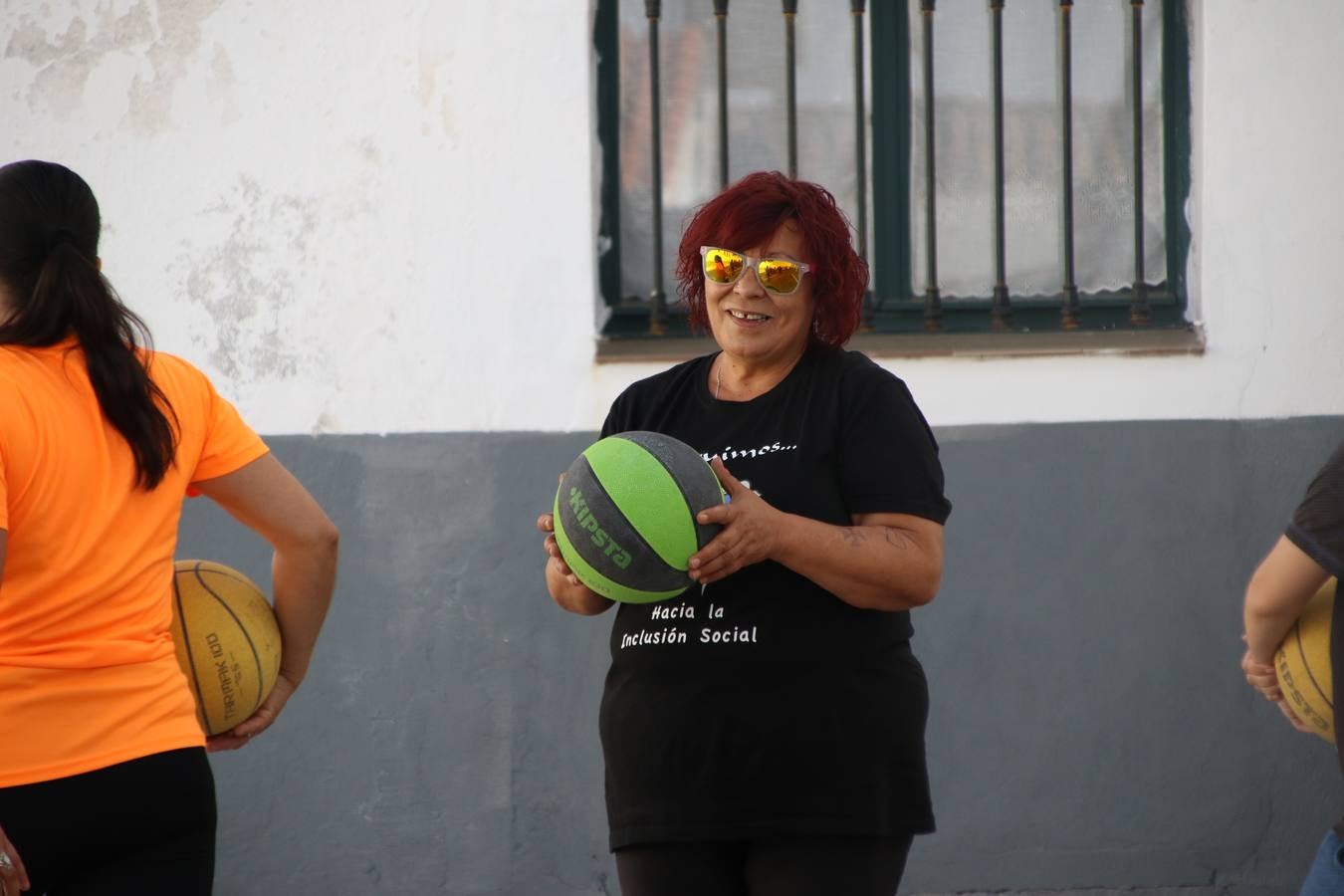 'Euexia Rural' ha celebrado, este fin de semana, su primer 'Campus deportivo inclusivo'. La actividad se ha desarrollado en el Palacio de los Guzmanes y ha contado con un variado programa de actividades: juegos acuáticos, 'máster chef', cine, baloncesto, fútbol, tenis, actividades nocturnas, etc. Jesús Sosa, presidente de la citada Asociación, ha señalado que «ha sido un campus muy diferente, tanto por el aprendizaje en diversidad de los niños como por el entorno en el que ha tenido lugar». Unas 55 personas, entre ellas, 25 niños, han formado parte de este Campus en el que «personas con discapacidad de nuestra asociación y otros colectivos en riesgo de exclusión social han participado con el rol de monitores, perdiendo, así, el rol de beneficiarios que han venido teniendo históricamente», indica Sosa. La actividad ha contado con el apoyo de la Fundación 'Alfonso Gallardo' y la colaboración de la Diputación de Badajoz, el Ayuntamiento de Jerez y la Fundación 'Decathlon'.