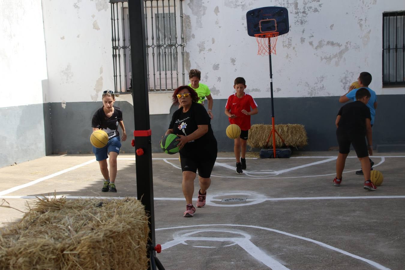 'Euexia Rural' ha celebrado, este fin de semana, su primer 'Campus deportivo inclusivo'. La actividad se ha desarrollado en el Palacio de los Guzmanes y ha contado con un variado programa de actividades: juegos acuáticos, 'máster chef', cine, baloncesto, fútbol, tenis, actividades nocturnas, etc. Jesús Sosa, presidente de la citada Asociación, ha señalado que «ha sido un campus muy diferente, tanto por el aprendizaje en diversidad de los niños como por el entorno en el que ha tenido lugar». Unas 55 personas, entre ellas, 25 niños, han formado parte de este Campus en el que «personas con discapacidad de nuestra asociación y otros colectivos en riesgo de exclusión social han participado con el rol de monitores, perdiendo, así, el rol de beneficiarios que han venido teniendo históricamente», indica Sosa. La actividad ha contado con el apoyo de la Fundación 'Alfonso Gallardo' y la colaboración de la Diputación de Badajoz, el Ayuntamiento de Jerez y la Fundación 'Decathlon'.