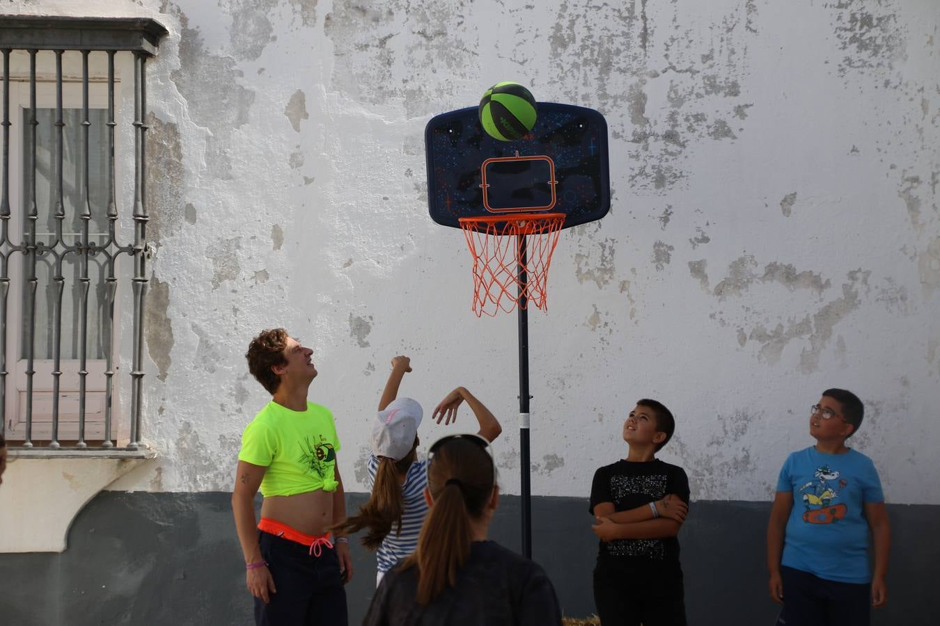 'Euexia Rural' ha celebrado, este fin de semana, su primer 'Campus deportivo inclusivo'. La actividad se ha desarrollado en el Palacio de los Guzmanes y ha contado con un variado programa de actividades: juegos acuáticos, 'máster chef', cine, baloncesto, fútbol, tenis, actividades nocturnas, etc. Jesús Sosa, presidente de la citada Asociación, ha señalado que «ha sido un campus muy diferente, tanto por el aprendizaje en diversidad de los niños como por el entorno en el que ha tenido lugar». Unas 55 personas, entre ellas, 25 niños, han formado parte de este Campus en el que «personas con discapacidad de nuestra asociación y otros colectivos en riesgo de exclusión social han participado con el rol de monitores, perdiendo, así, el rol de beneficiarios que han venido teniendo históricamente», indica Sosa. La actividad ha contado con el apoyo de la Fundación 'Alfonso Gallardo' y la colaboración de la Diputación de Badajoz, el Ayuntamiento de Jerez y la Fundación 'Decathlon'.
