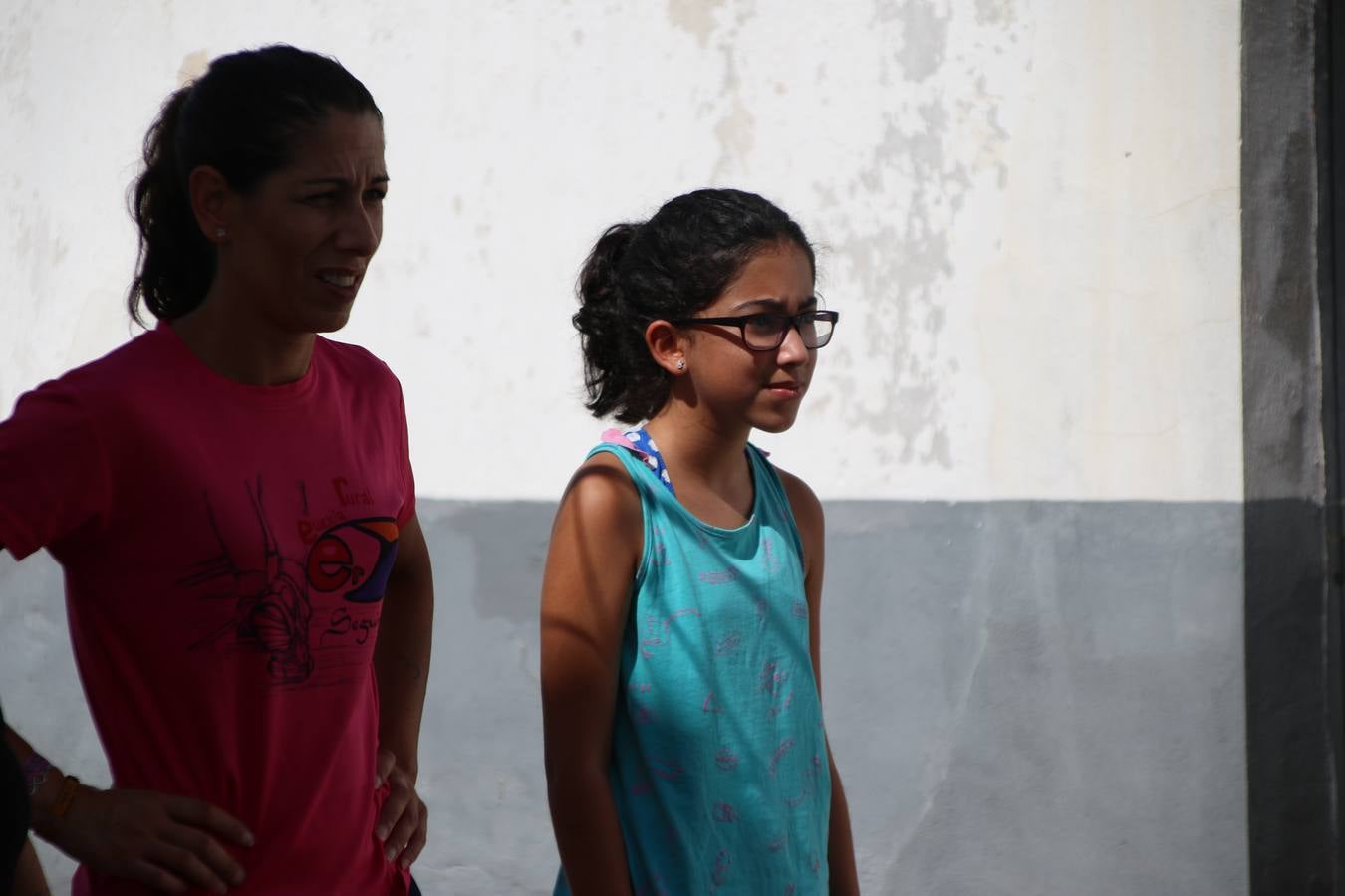 'Euexia Rural' ha celebrado, este fin de semana, su primer 'Campus deportivo inclusivo'. La actividad se ha desarrollado en el Palacio de los Guzmanes y ha contado con un variado programa de actividades: juegos acuáticos, 'máster chef', cine, baloncesto, fútbol, tenis, actividades nocturnas, etc. Jesús Sosa, presidente de la citada Asociación, ha señalado que «ha sido un campus muy diferente, tanto por el aprendizaje en diversidad de los niños como por el entorno en el que ha tenido lugar». Unas 55 personas, entre ellas, 25 niños, han formado parte de este Campus en el que «personas con discapacidad de nuestra asociación y otros colectivos en riesgo de exclusión social han participado con el rol de monitores, perdiendo, así, el rol de beneficiarios que han venido teniendo históricamente», indica Sosa. La actividad ha contado con el apoyo de la Fundación 'Alfonso Gallardo' y la colaboración de la Diputación de Badajoz, el Ayuntamiento de Jerez y la Fundación 'Decathlon'.