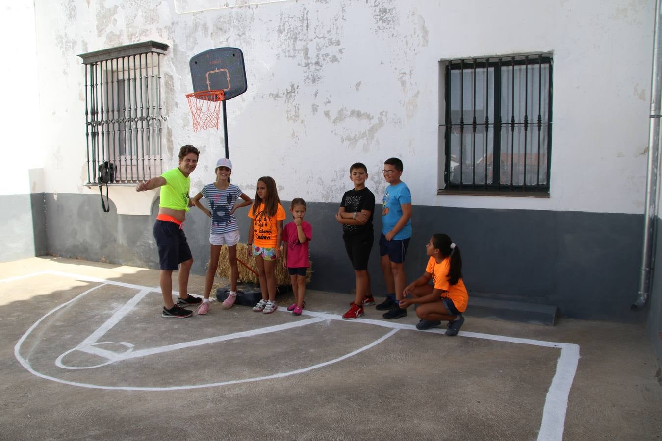 'Euexia Rural' ha celebrado, este fin de semana, su primer 'Campus deportivo inclusivo'. La actividad se ha desarrollado en el Palacio de los Guzmanes y ha contado con un variado programa de actividades: juegos acuáticos, 'máster chef', cine, baloncesto, fútbol, tenis, actividades nocturnas, etc. Jesús Sosa, presidente de la citada Asociación, ha señalado que «ha sido un campus muy diferente, tanto por el aprendizaje en diversidad de los niños como por el entorno en el que ha tenido lugar». Unas 55 personas, entre ellas, 25 niños, han formado parte de este Campus en el que «personas con discapacidad de nuestra asociación y otros colectivos en riesgo de exclusión social han participado con el rol de monitores, perdiendo, así, el rol de beneficiarios que han venido teniendo históricamente», indica Sosa. La actividad ha contado con el apoyo de la Fundación 'Alfonso Gallardo' y la colaboración de la Diputación de Badajoz, el Ayuntamiento de Jerez y la Fundación 'Decathlon'.