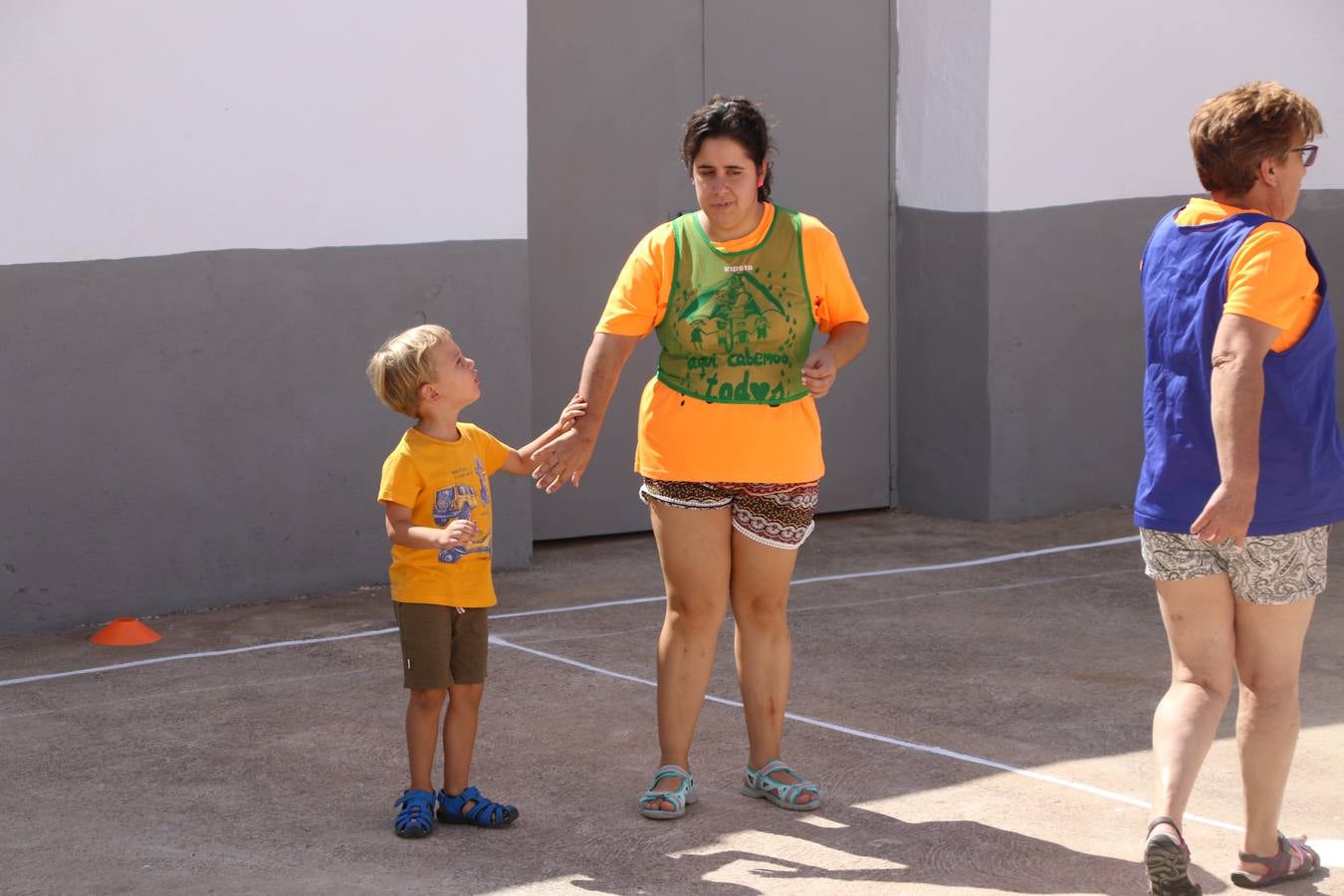 'Euexia Rural' ha celebrado, este fin de semana, su primer 'Campus deportivo inclusivo'. La actividad se ha desarrollado en el Palacio de los Guzmanes y ha contado con un variado programa de actividades: juegos acuáticos, 'máster chef', cine, baloncesto, fútbol, tenis, actividades nocturnas, etc. Jesús Sosa, presidente de la citada Asociación, ha señalado que «ha sido un campus muy diferente, tanto por el aprendizaje en diversidad de los niños como por el entorno en el que ha tenido lugar». Unas 55 personas, entre ellas, 25 niños, han formado parte de este Campus en el que «personas con discapacidad de nuestra asociación y otros colectivos en riesgo de exclusión social han participado con el rol de monitores, perdiendo, así, el rol de beneficiarios que han venido teniendo históricamente», indica Sosa. La actividad ha contado con el apoyo de la Fundación 'Alfonso Gallardo' y la colaboración de la Diputación de Badajoz, el Ayuntamiento de Jerez y la Fundación 'Decathlon'.