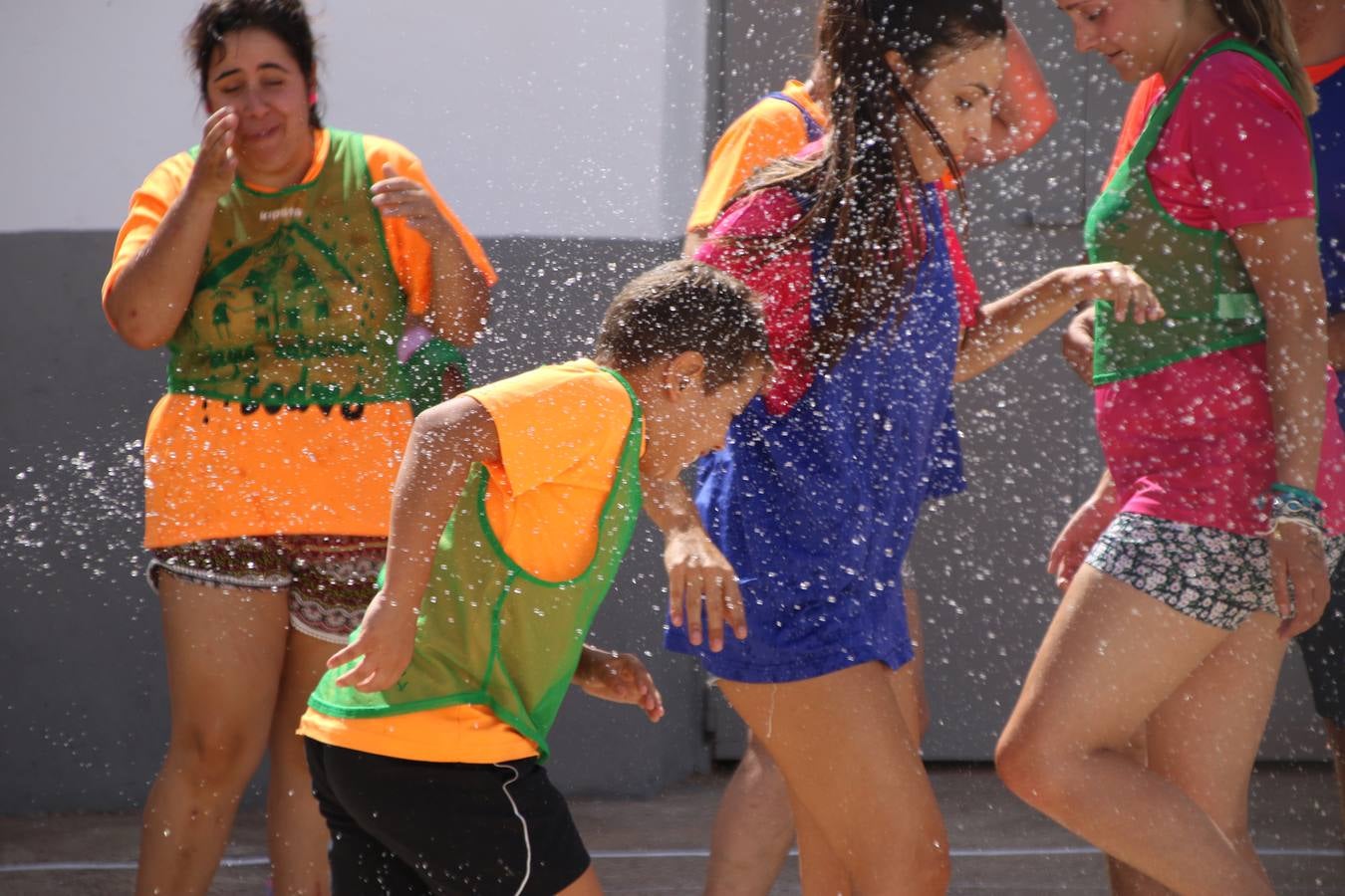 'Euexia Rural' ha celebrado, este fin de semana, su primer 'Campus deportivo inclusivo'. La actividad se ha desarrollado en el Palacio de los Guzmanes y ha contado con un variado programa de actividades: juegos acuáticos, 'máster chef', cine, baloncesto, fútbol, tenis, actividades nocturnas, etc. Jesús Sosa, presidente de la citada Asociación, ha señalado que «ha sido un campus muy diferente, tanto por el aprendizaje en diversidad de los niños como por el entorno en el que ha tenido lugar». Unas 55 personas, entre ellas, 25 niños, han formado parte de este Campus en el que «personas con discapacidad de nuestra asociación y otros colectivos en riesgo de exclusión social han participado con el rol de monitores, perdiendo, así, el rol de beneficiarios que han venido teniendo históricamente», indica Sosa. La actividad ha contado con el apoyo de la Fundación 'Alfonso Gallardo' y la colaboración de la Diputación de Badajoz, el Ayuntamiento de Jerez y la Fundación 'Decathlon'.