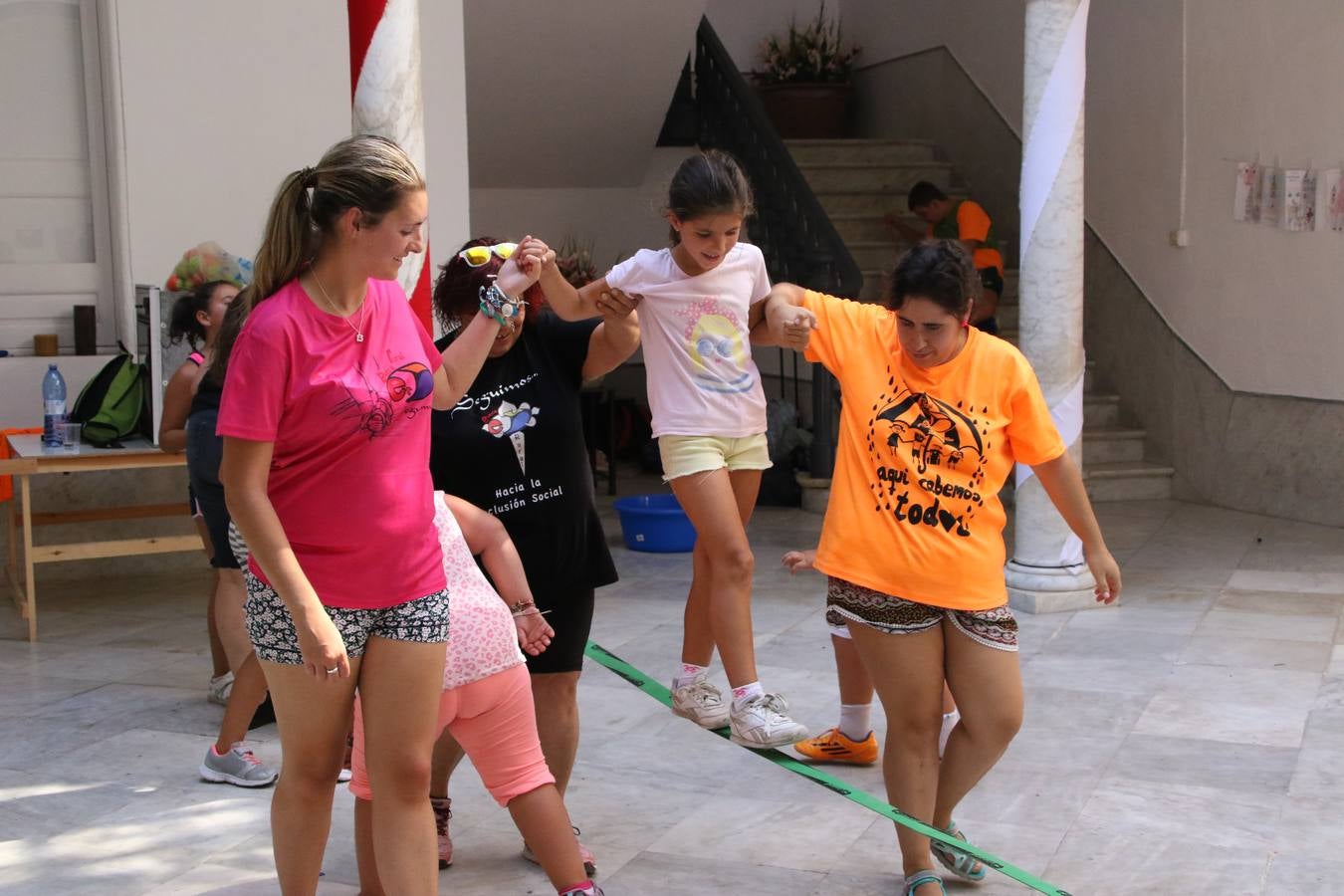 'Euexia Rural' ha celebrado, este fin de semana, su primer 'Campus deportivo inclusivo'. La actividad se ha desarrollado en el Palacio de los Guzmanes y ha contado con un variado programa de actividades: juegos acuáticos, 'máster chef', cine, baloncesto, fútbol, tenis, actividades nocturnas, etc. Jesús Sosa, presidente de la citada Asociación, ha señalado que «ha sido un campus muy diferente, tanto por el aprendizaje en diversidad de los niños como por el entorno en el que ha tenido lugar». Unas 55 personas, entre ellas, 25 niños, han formado parte de este Campus en el que «personas con discapacidad de nuestra asociación y otros colectivos en riesgo de exclusión social han participado con el rol de monitores, perdiendo, así, el rol de beneficiarios que han venido teniendo históricamente», indica Sosa. La actividad ha contado con el apoyo de la Fundación 'Alfonso Gallardo' y la colaboración de la Diputación de Badajoz, el Ayuntamiento de Jerez y la Fundación 'Decathlon'.