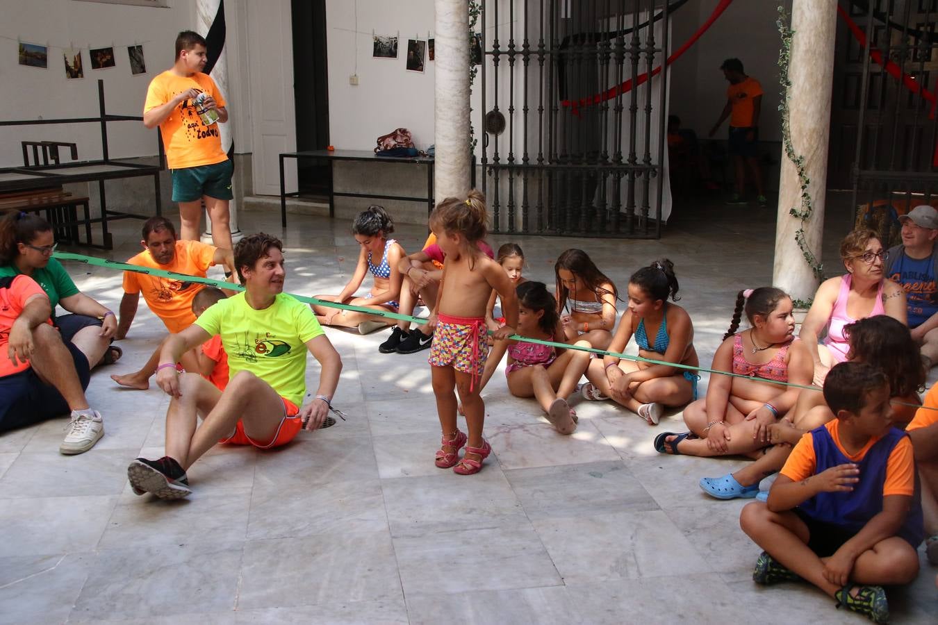 'Euexia Rural' ha celebrado, este fin de semana, su primer 'Campus deportivo inclusivo'. La actividad se ha desarrollado en el Palacio de los Guzmanes y ha contado con un variado programa de actividades: juegos acuáticos, 'máster chef', cine, baloncesto, fútbol, tenis, actividades nocturnas, etc. Jesús Sosa, presidente de la citada Asociación, ha señalado que «ha sido un campus muy diferente, tanto por el aprendizaje en diversidad de los niños como por el entorno en el que ha tenido lugar». Unas 55 personas, entre ellas, 25 niños, han formado parte de este Campus en el que «personas con discapacidad de nuestra asociación y otros colectivos en riesgo de exclusión social han participado con el rol de monitores, perdiendo, así, el rol de beneficiarios que han venido teniendo históricamente», indica Sosa. La actividad ha contado con el apoyo de la Fundación 'Alfonso Gallardo' y la colaboración de la Diputación de Badajoz, el Ayuntamiento de Jerez y la Fundación 'Decathlon'.