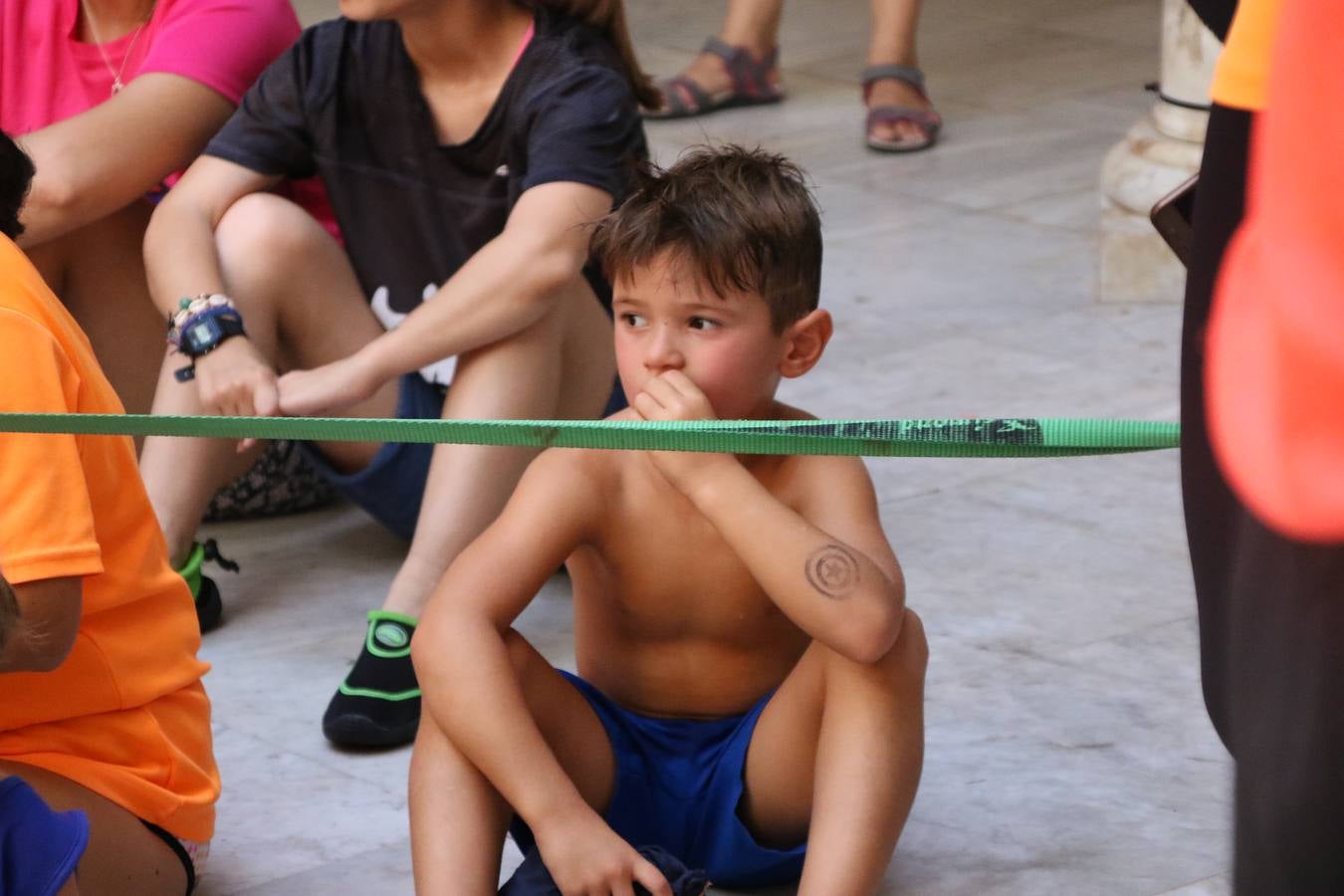 'Euexia Rural' ha celebrado, este fin de semana, su primer 'Campus deportivo inclusivo'. La actividad se ha desarrollado en el Palacio de los Guzmanes y ha contado con un variado programa de actividades: juegos acuáticos, 'máster chef', cine, baloncesto, fútbol, tenis, actividades nocturnas, etc. Jesús Sosa, presidente de la citada Asociación, ha señalado que «ha sido un campus muy diferente, tanto por el aprendizaje en diversidad de los niños como por el entorno en el que ha tenido lugar». Unas 55 personas, entre ellas, 25 niños, han formado parte de este Campus en el que «personas con discapacidad de nuestra asociación y otros colectivos en riesgo de exclusión social han participado con el rol de monitores, perdiendo, así, el rol de beneficiarios que han venido teniendo históricamente», indica Sosa. La actividad ha contado con el apoyo de la Fundación 'Alfonso Gallardo' y la colaboración de la Diputación de Badajoz, el Ayuntamiento de Jerez y la Fundación 'Decathlon'.