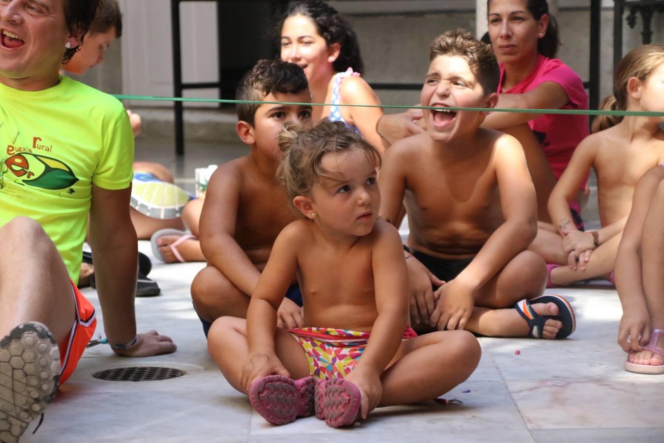 'Euexia Rural' ha celebrado, este fin de semana, su primer 'Campus deportivo inclusivo'. La actividad se ha desarrollado en el Palacio de los Guzmanes y ha contado con un variado programa de actividades: juegos acuáticos, 'máster chef', cine, baloncesto, fútbol, tenis, actividades nocturnas, etc. Jesús Sosa, presidente de la citada Asociación, ha señalado que «ha sido un campus muy diferente, tanto por el aprendizaje en diversidad de los niños como por el entorno en el que ha tenido lugar». Unas 55 personas, entre ellas, 25 niños, han formado parte de este Campus en el que «personas con discapacidad de nuestra asociación y otros colectivos en riesgo de exclusión social han participado con el rol de monitores, perdiendo, así, el rol de beneficiarios que han venido teniendo históricamente», indica Sosa. La actividad ha contado con el apoyo de la Fundación 'Alfonso Gallardo' y la colaboración de la Diputación de Badajoz, el Ayuntamiento de Jerez y la Fundación 'Decathlon'.
